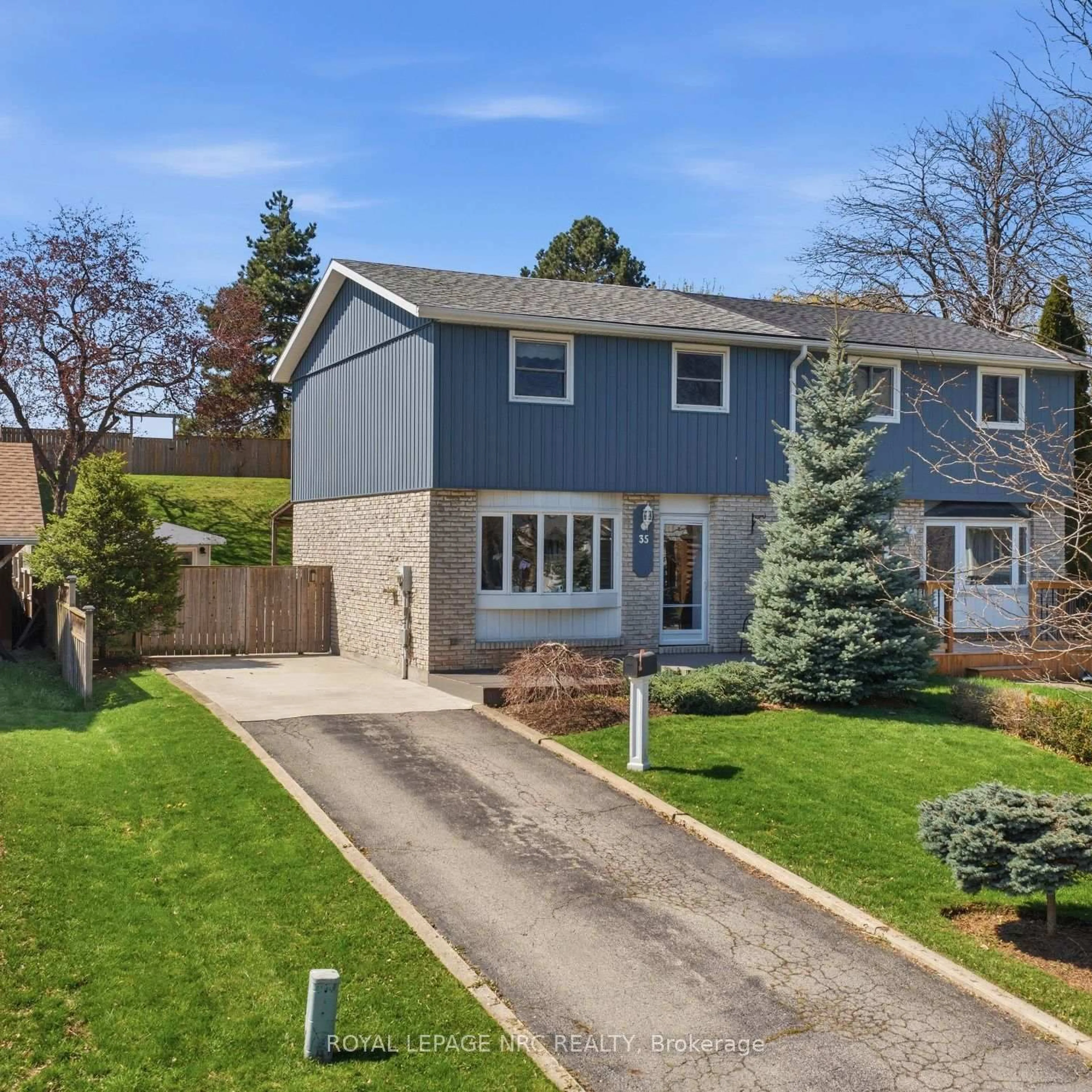 A pic from outside/outdoor area/front of a property/back of a property/a pic from drone, street for 35 Birchpark Dr, Grimsby Ontario L3M 4M9