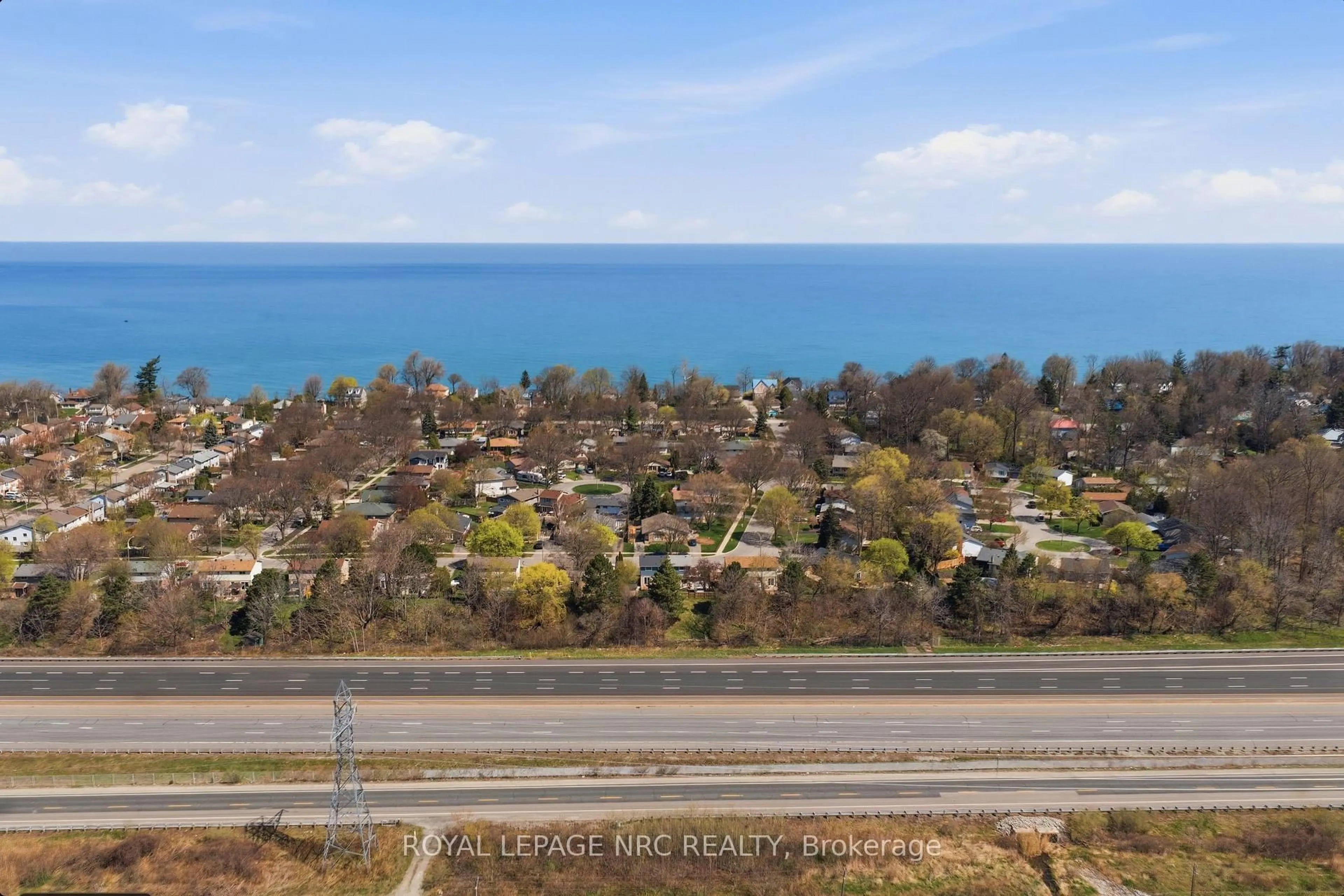A pic from outside/outdoor area/front of a property/back of a property/a pic from drone, water/lake/river/ocean view for 35 Birchpark Dr, Grimsby Ontario L3M 4M9