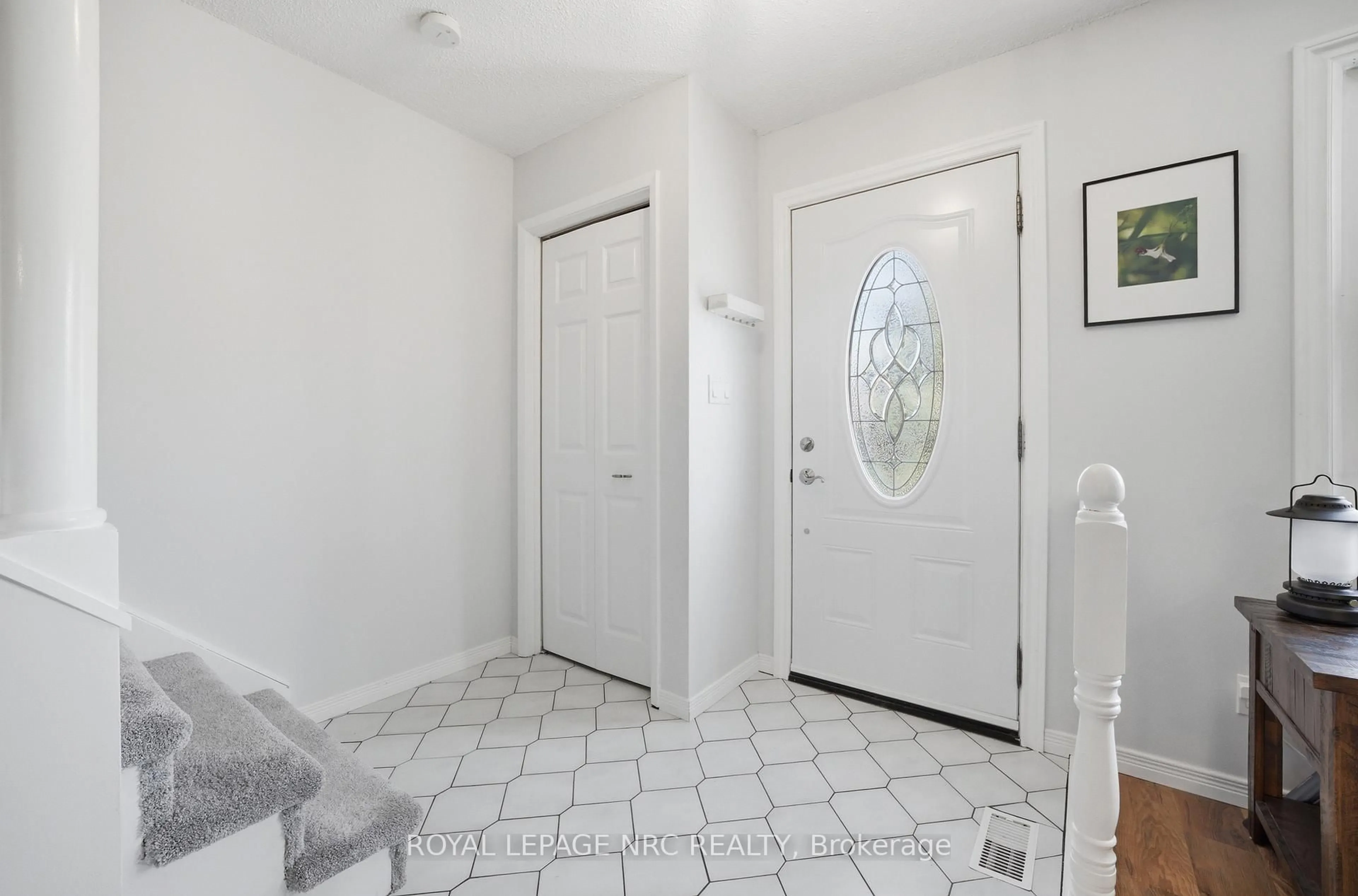 Indoor entryway for 35 Birchpark Dr, Grimsby Ontario L3M 4M9