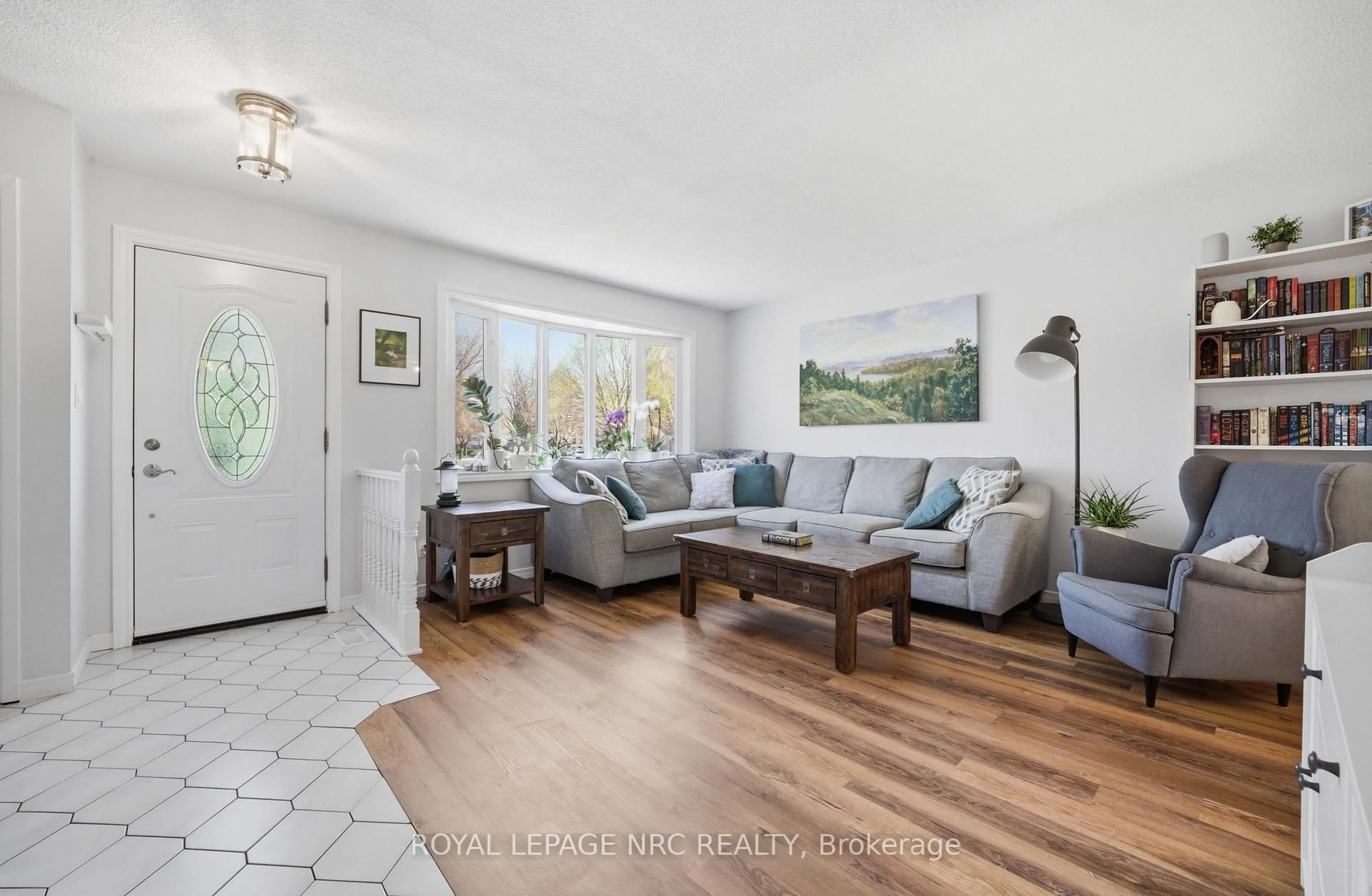 Living room with furniture, unknown for 35 Birchpark Dr, Grimsby Ontario L3M 4M9