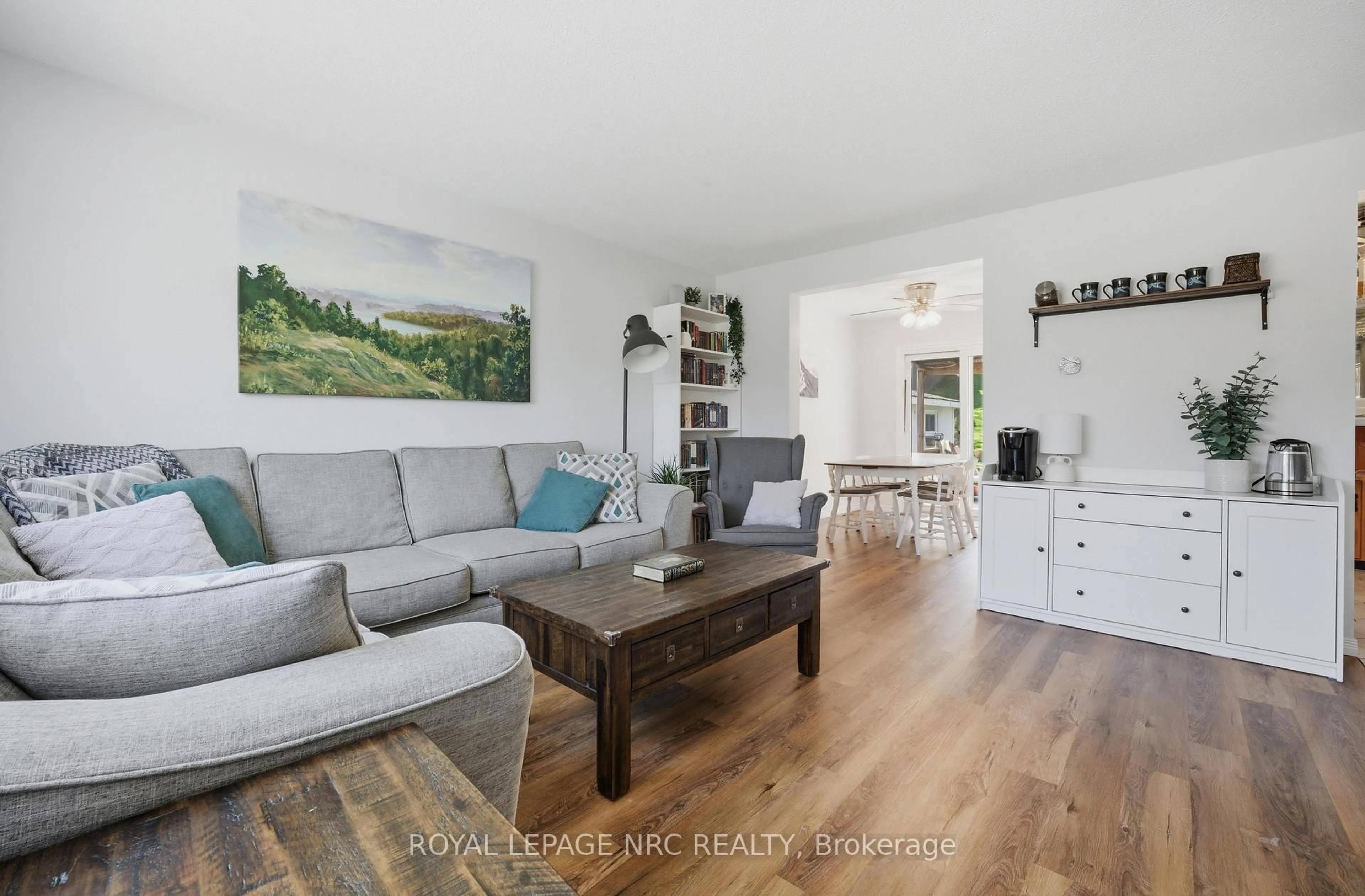 Living room with furniture, wood/laminate floor for 35 Birchpark Dr, Grimsby Ontario L3M 4M9