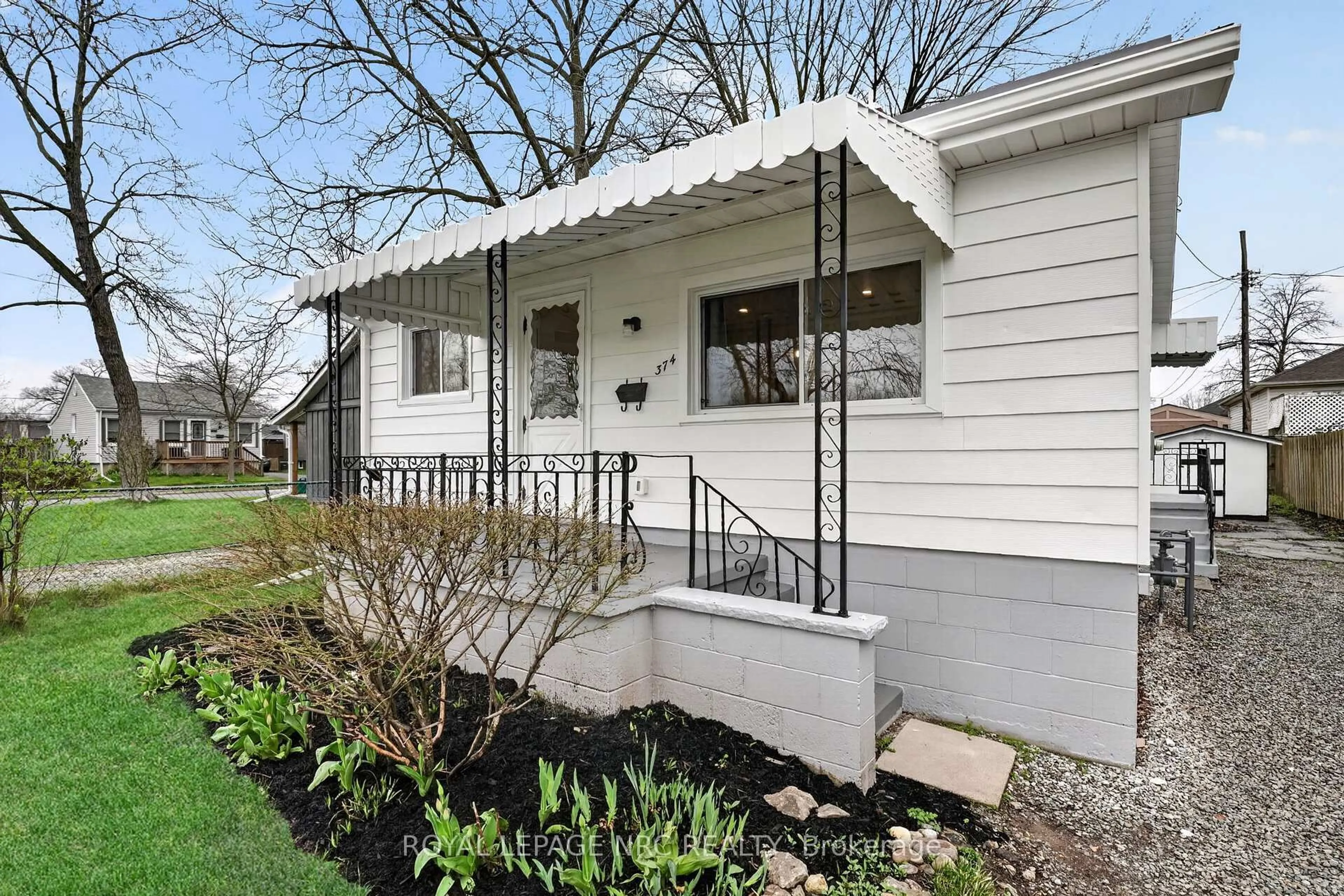 Home with vinyl exterior material, street for 374 Navy St, Welland Ontario L3B 4Y4