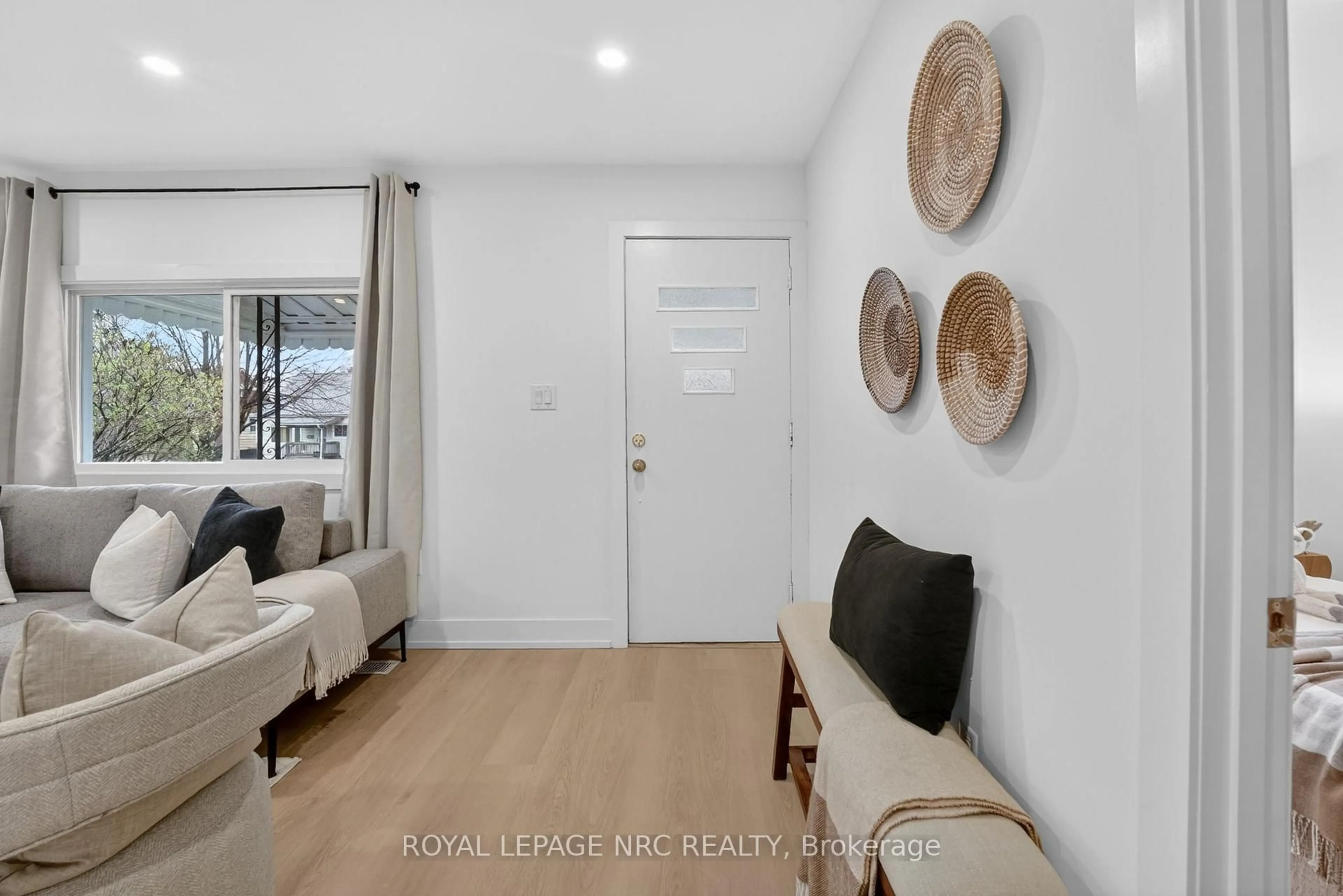 Indoor entryway for 374 Navy St, Welland Ontario L3B 4Y4