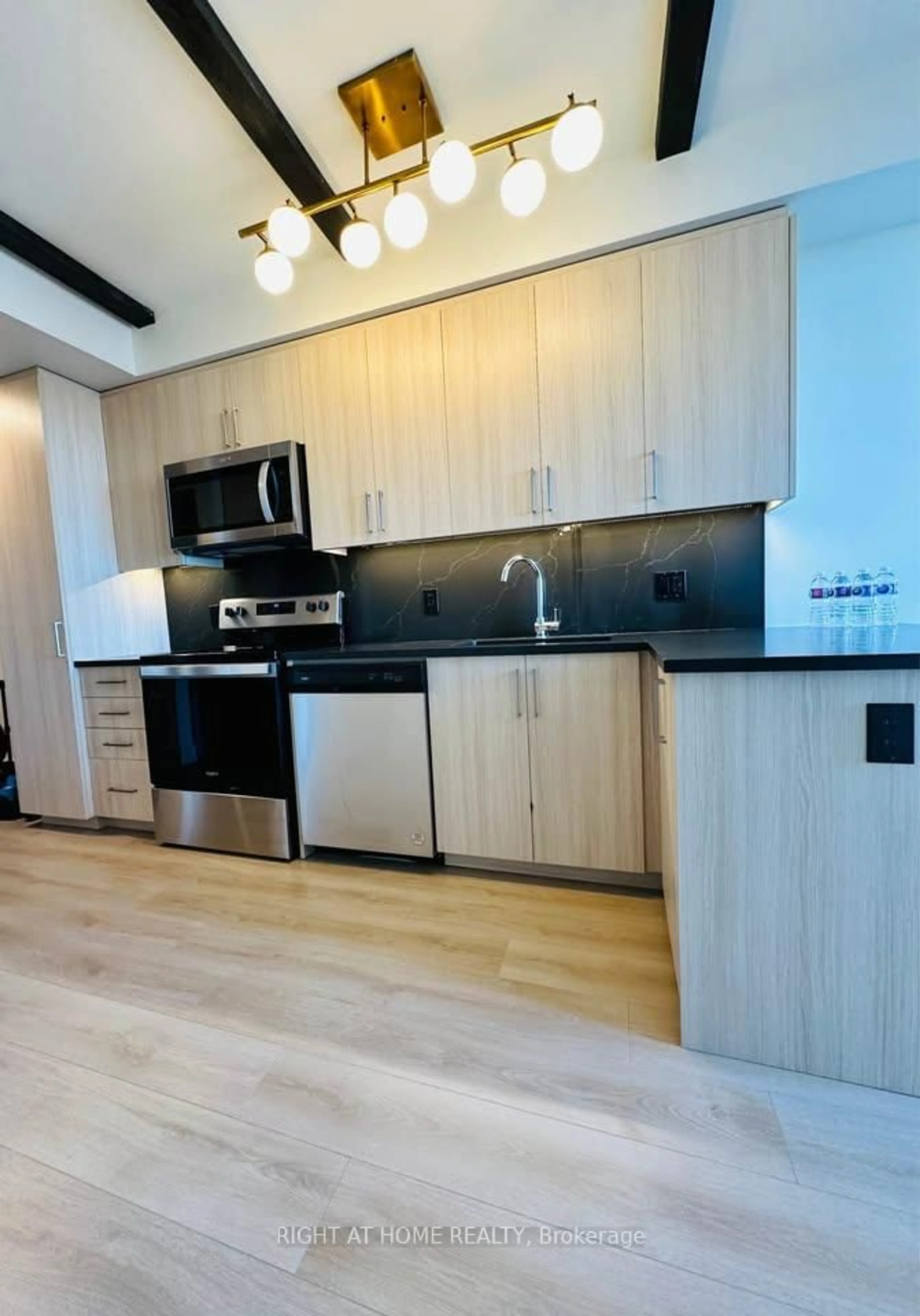 Standard kitchen, wood/laminate floor for 145 Columbia St #24, Waterloo Ontario N2L 0K7