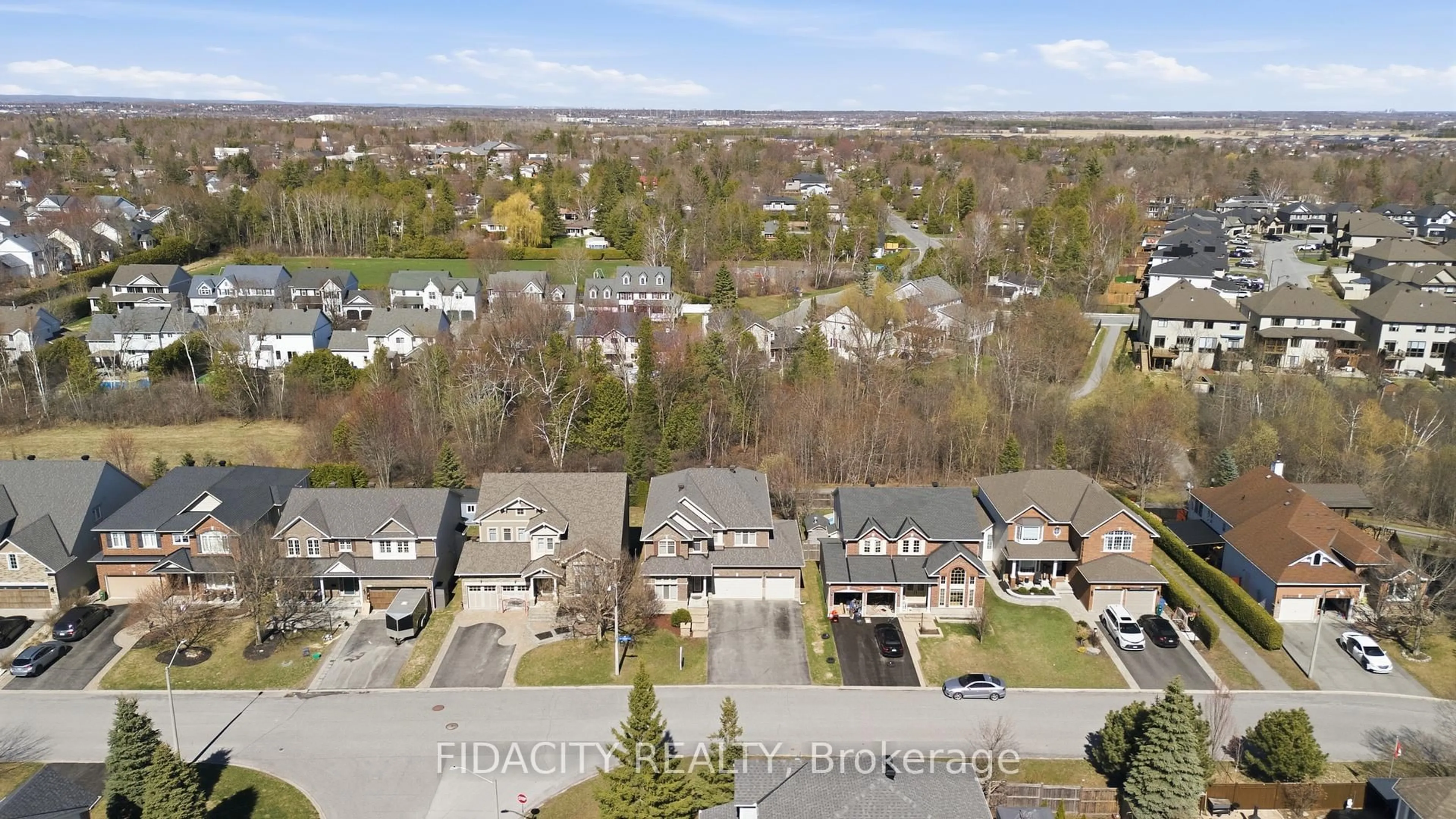 A pic from outside/outdoor area/front of a property/back of a property/a pic from drone, street for 172 Coyote Cres, Stittsville Ontario K2S 2G6