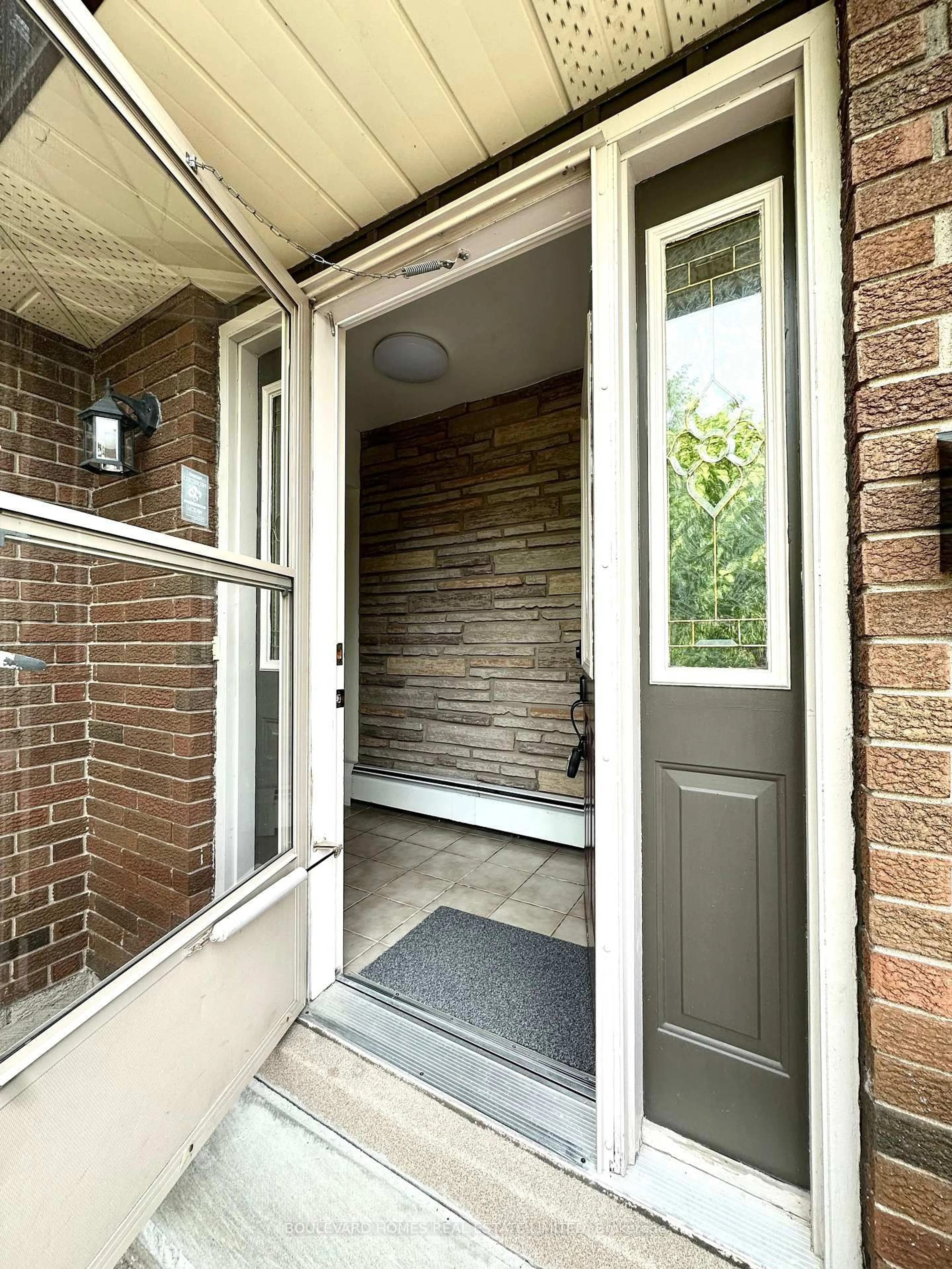 Indoor entryway for 66 Watt Ave, Welland Ontario L3B 1J3