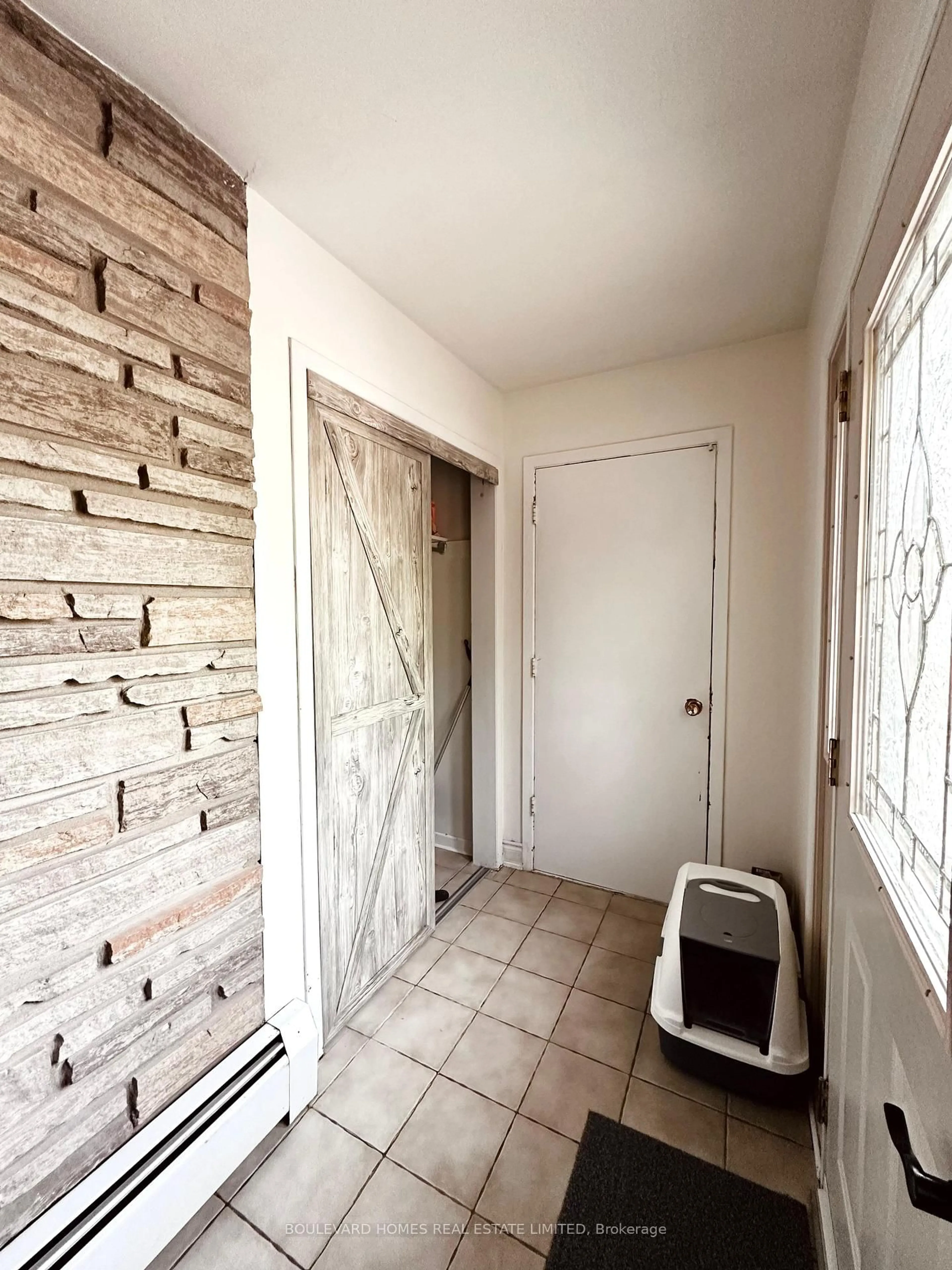 Indoor entryway for 66 Watt Ave, Welland Ontario L3B 1J3