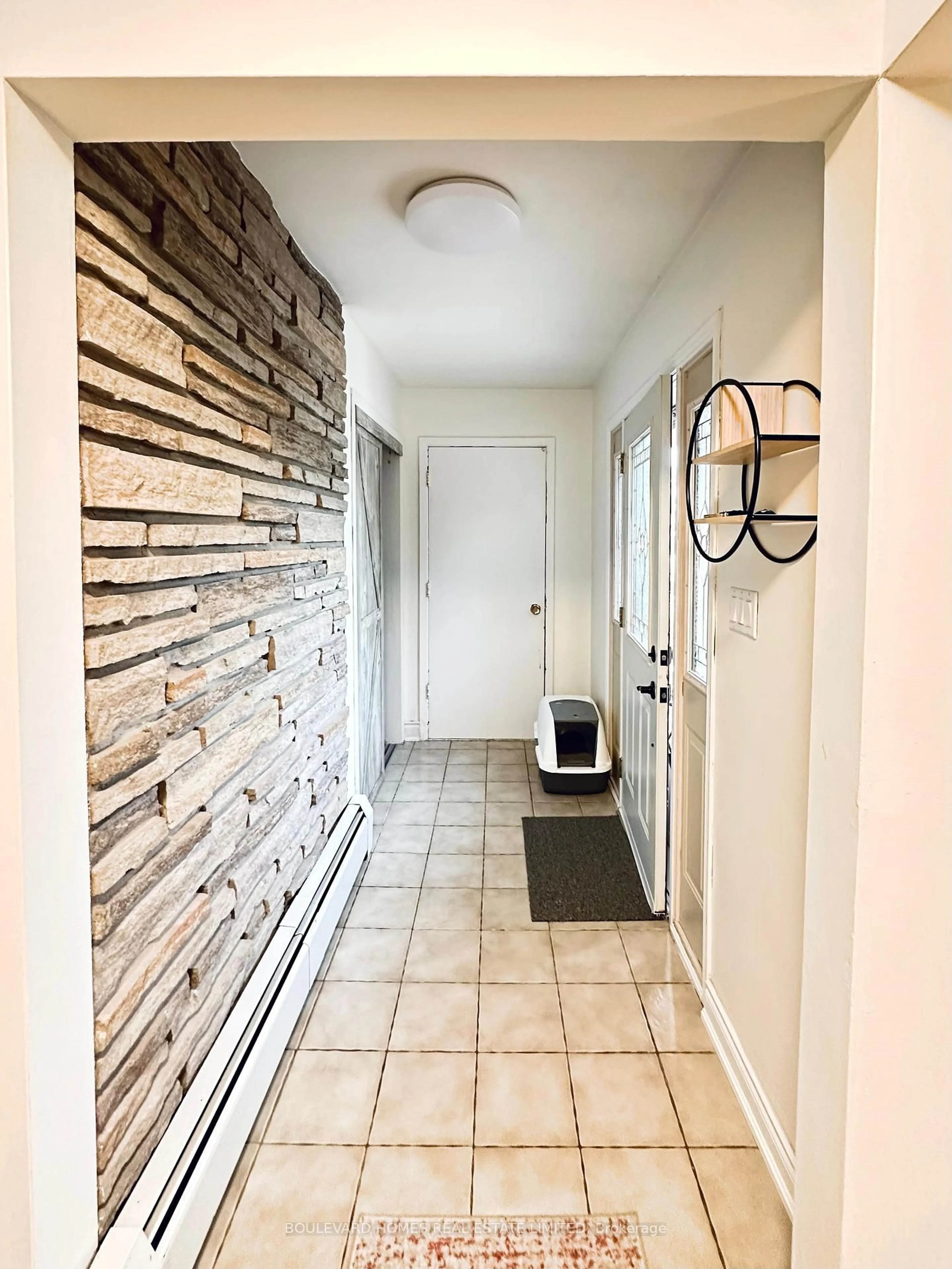 Indoor entryway for 66 Watt Ave, Welland Ontario L3B 1J3