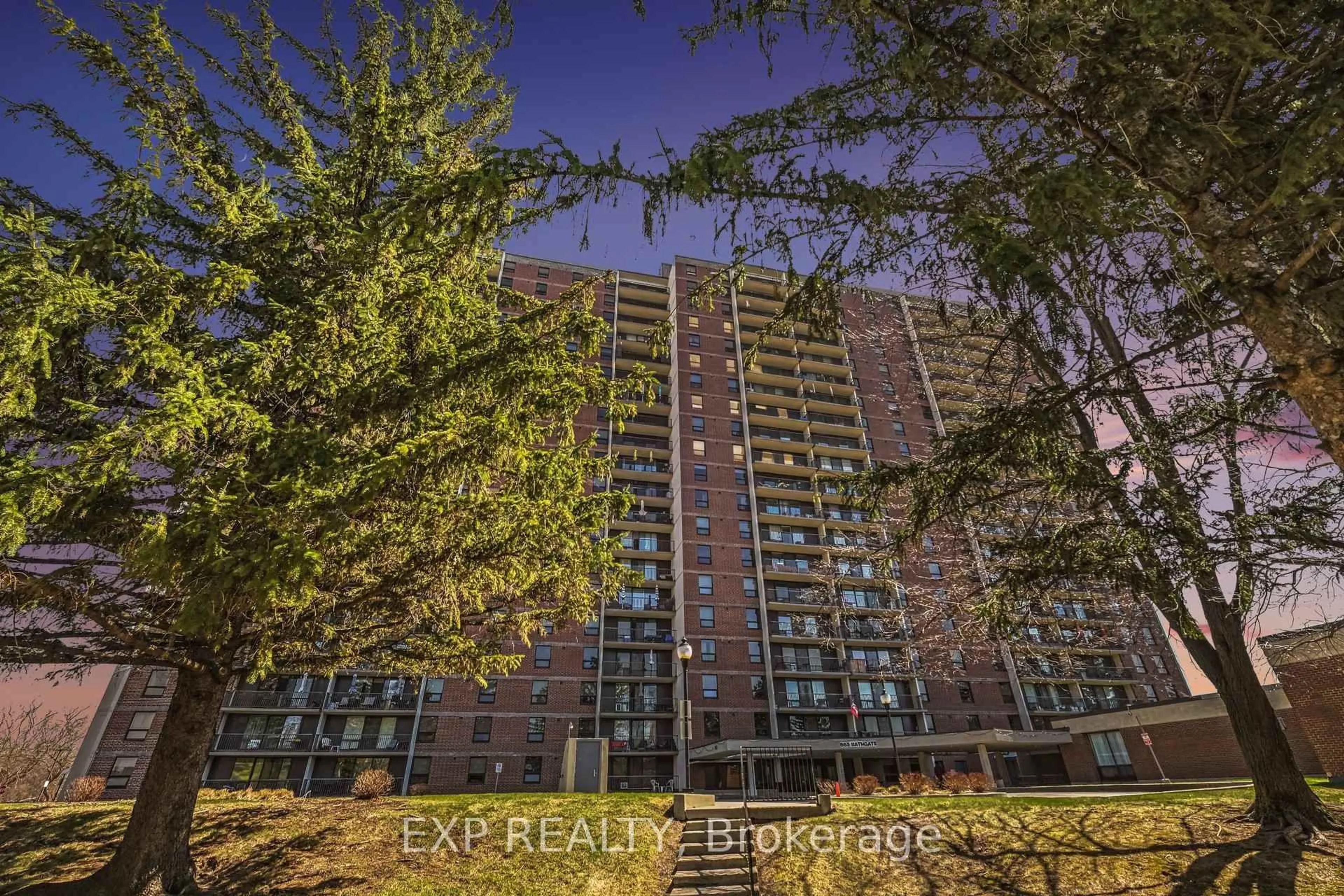 A pic from outside/outdoor area/front of a property/back of a property/a pic from drone, building for 665 Bathgate Dr #1801, Ottawa Ontario K1K 3Y4