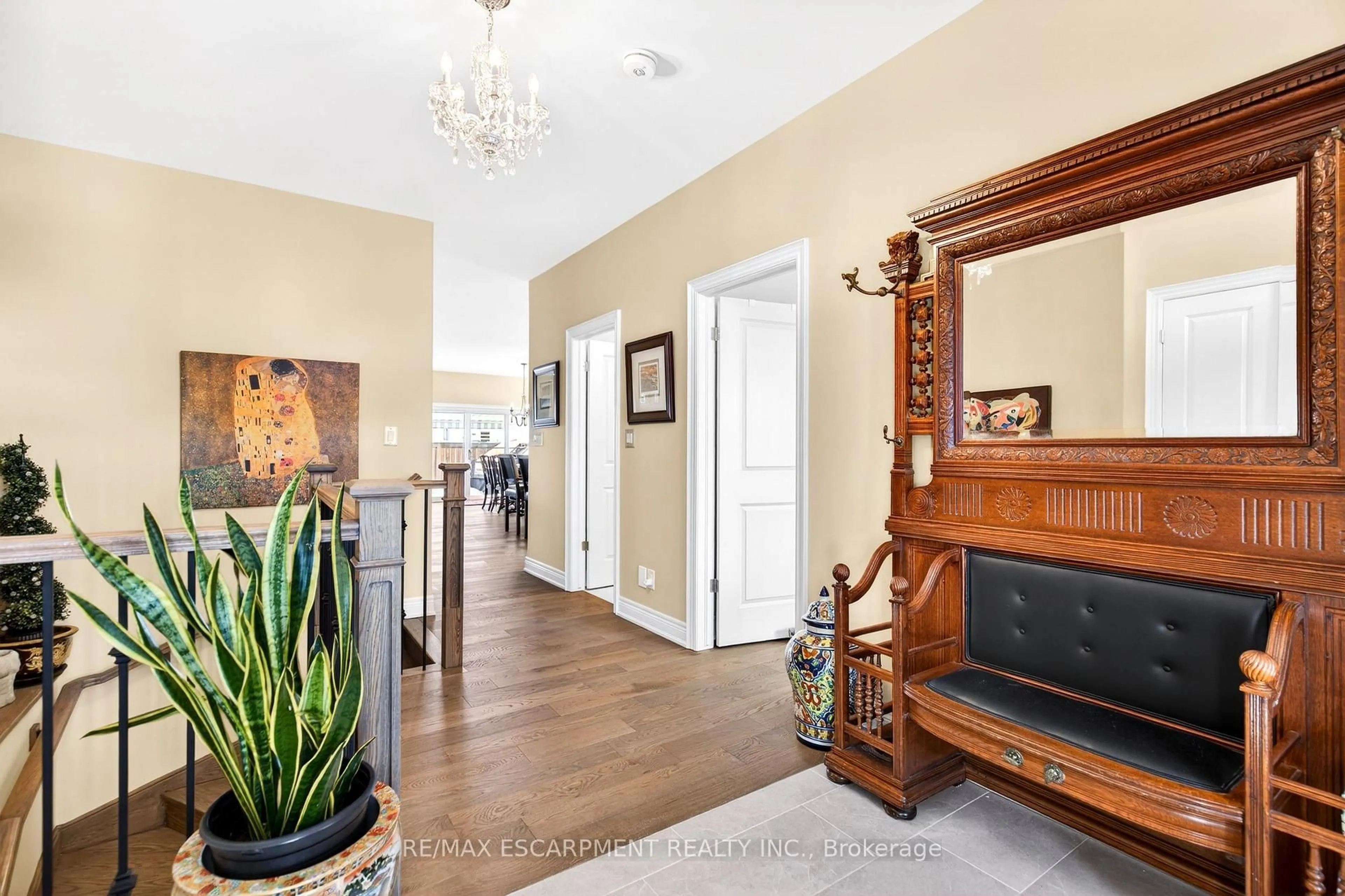 Indoor entryway for 3757 St. Peter Ave #4, Niagara Falls Ontario L2J 0G2
