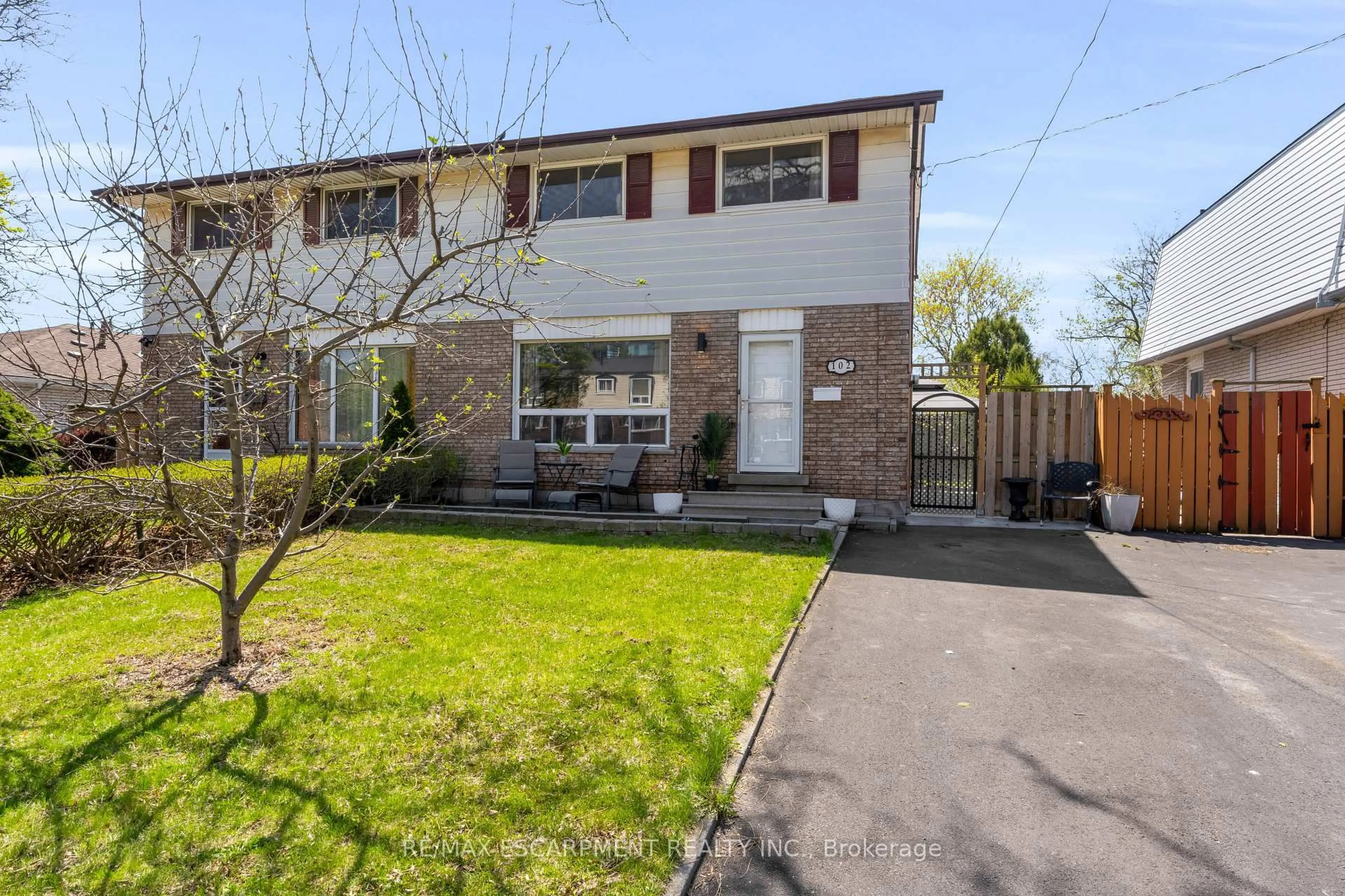 A pic from outside/outdoor area/front of a property/back of a property/a pic from drone, street for 102 Berkindale Dr, Hamilton Ontario L8E 1M5