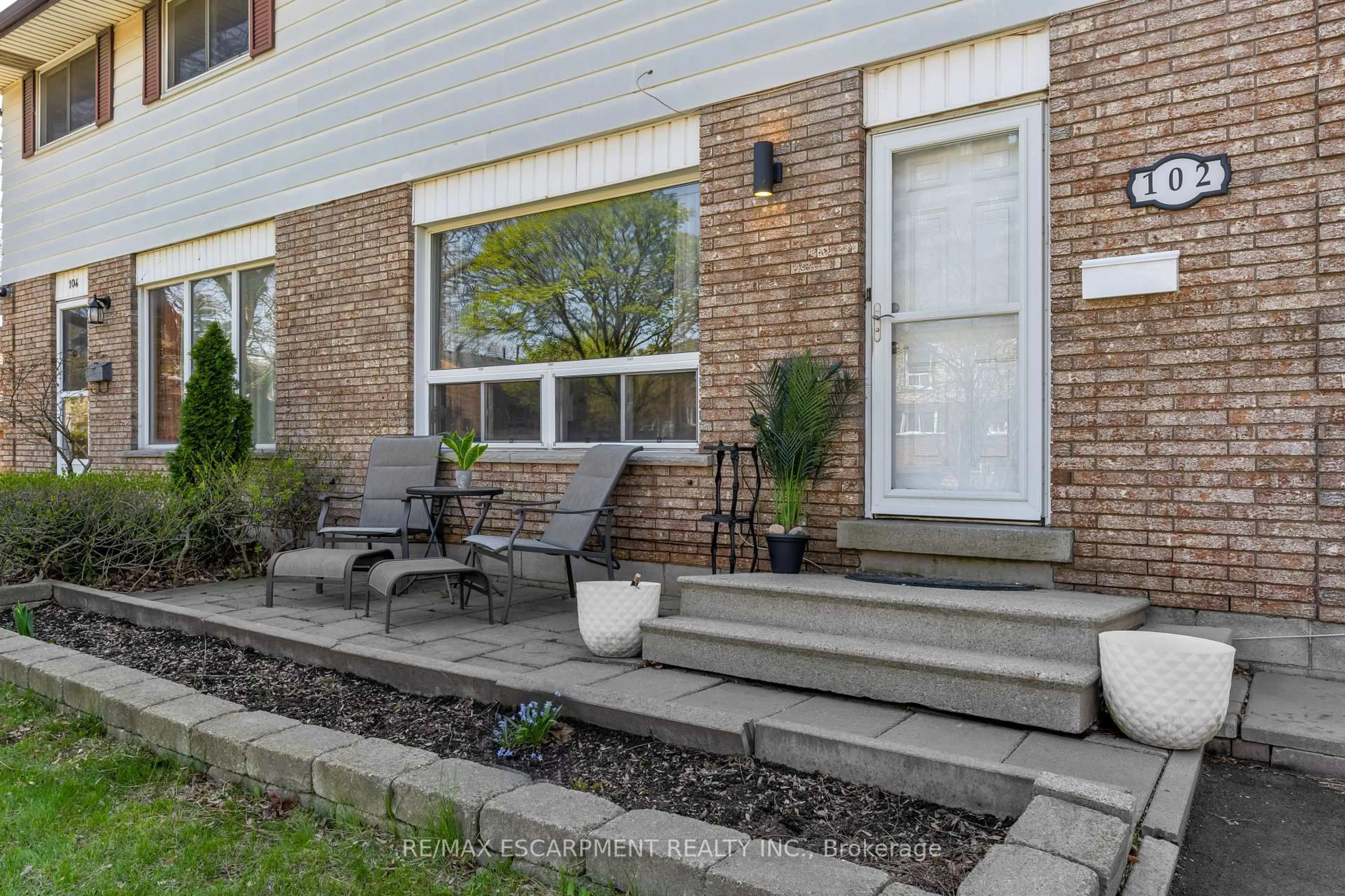 Patio, street for 102 Berkindale Dr, Hamilton Ontario L8E 1M5