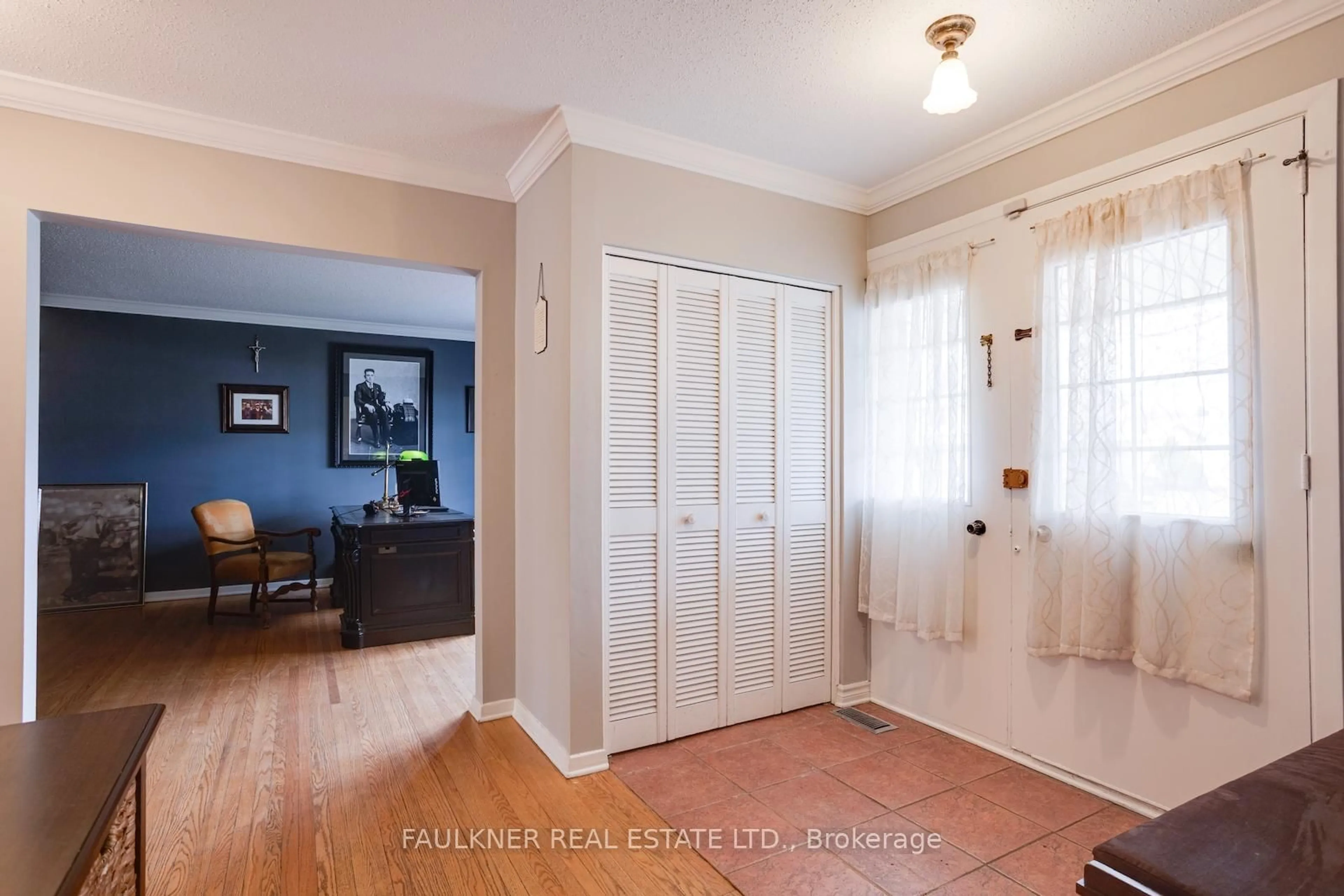 Indoor entryway for 1750 Dorset Dr, Ottawa Ontario K1H 5T8