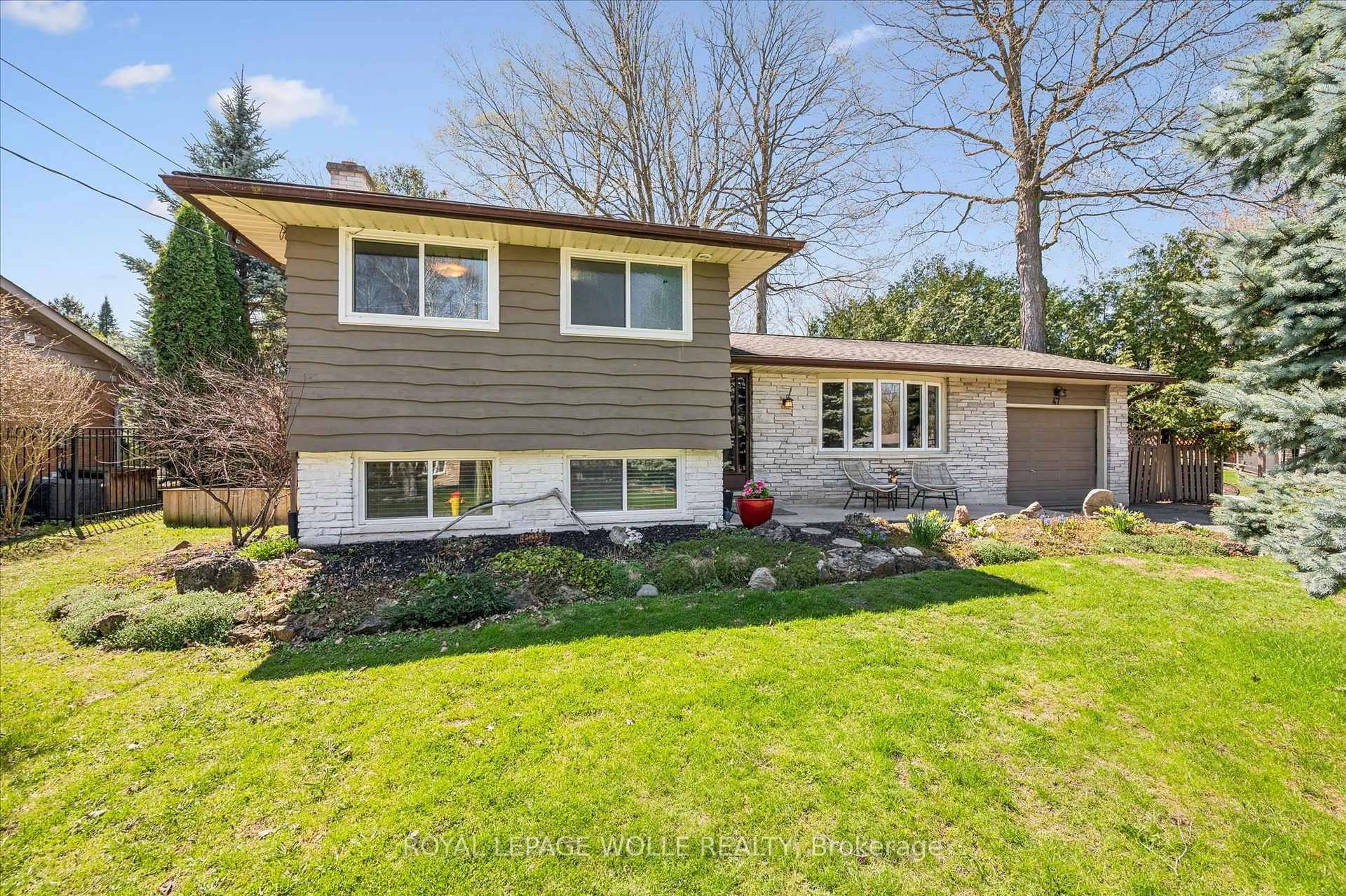 Home with vinyl exterior material, street for 47 Hillcrest Lane, Kitchener Ontario N2K 1S9