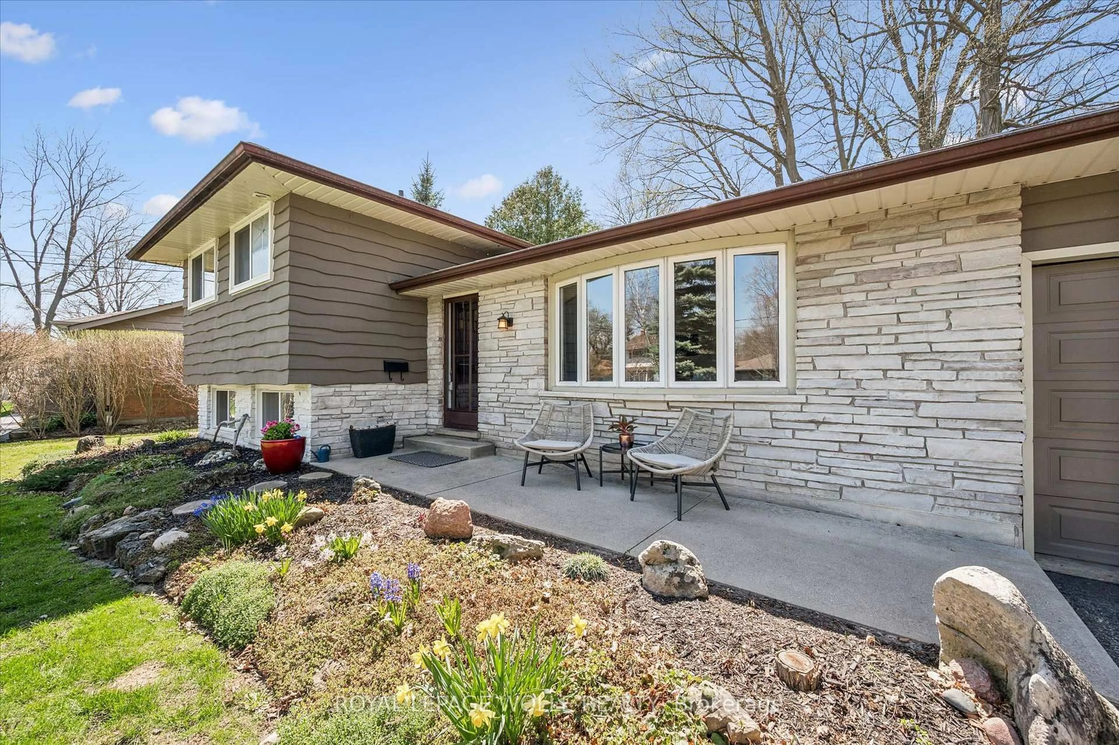 Home with brick exterior material, street for 47 Hillcrest Lane, Kitchener Ontario N2K 1S9