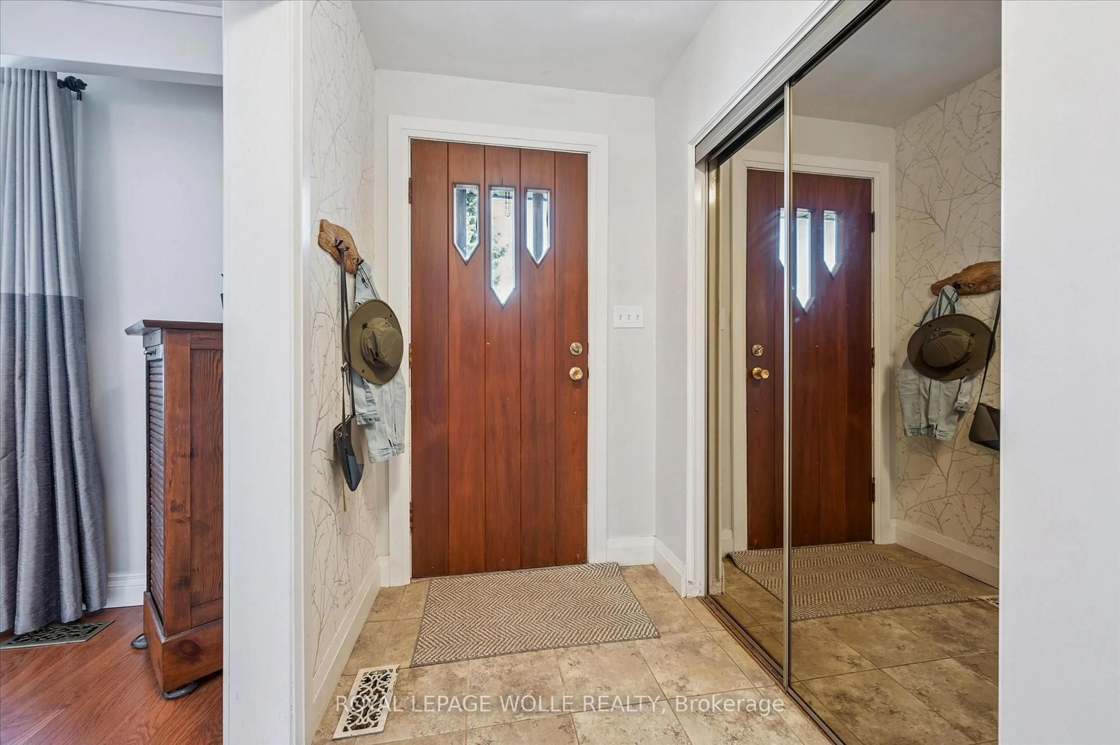 Indoor entryway for 47 Hillcrest Lane, Kitchener Ontario N2K 1S9