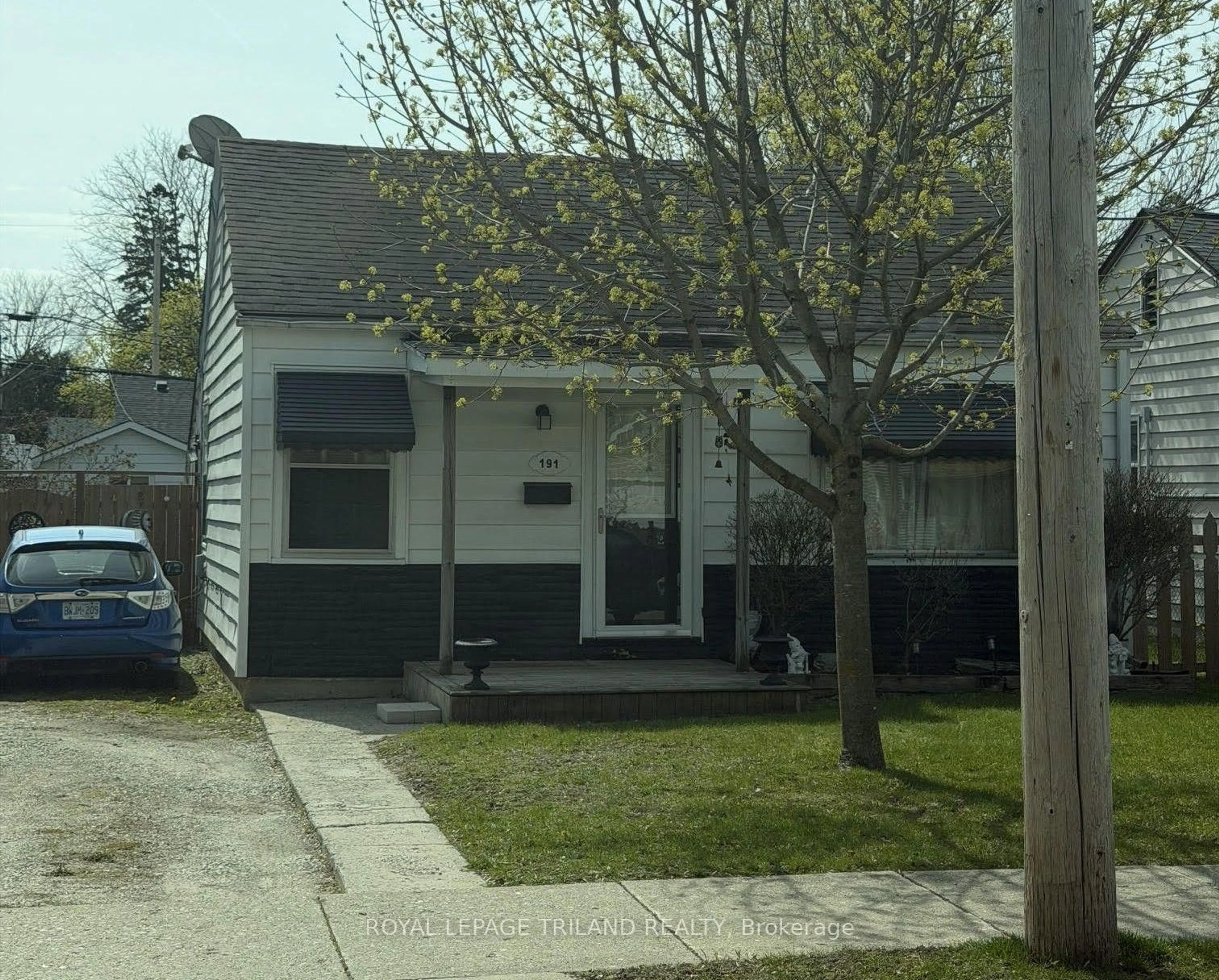 Home with vinyl exterior material, street for 191 ELGIN St, London East Ontario N5Z 2T9