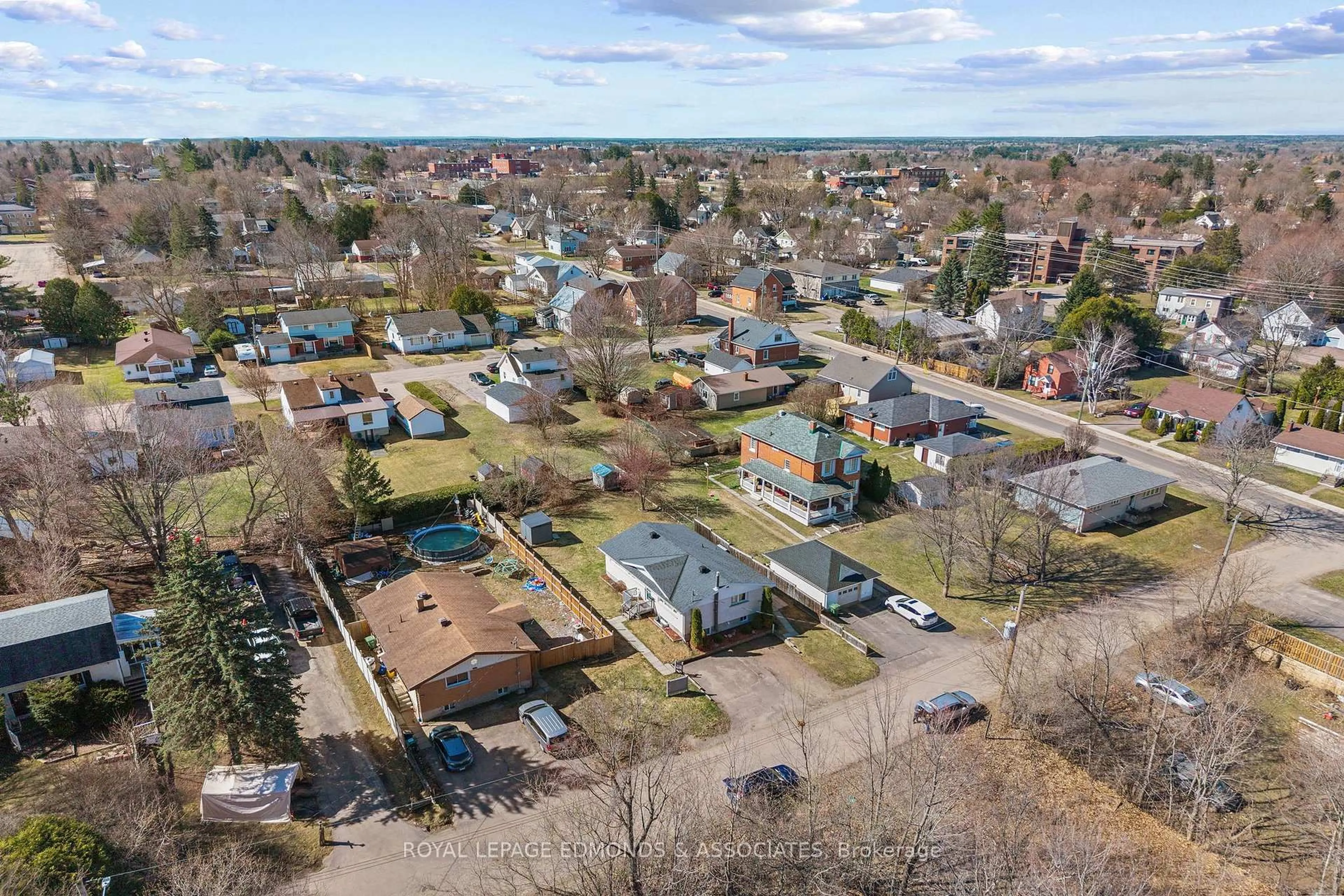 A pic from outside/outdoor area/front of a property/back of a property/a pic from drone, street for 498 Estelle St, Pembroke Ontario K8A 3G8