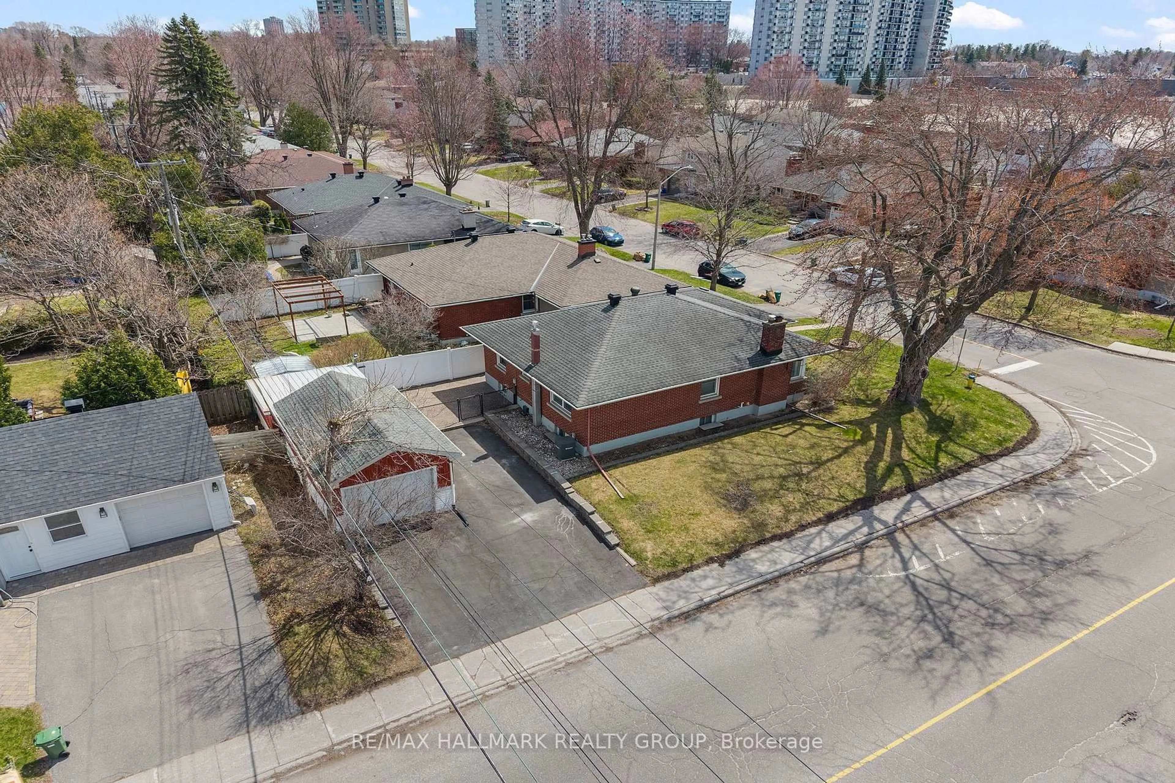 A pic from outside/outdoor area/front of a property/back of a property/a pic from drone, city buildings view from balcony for 2075 Neepawa Ave, Ottawa Ontario K2A 3L7