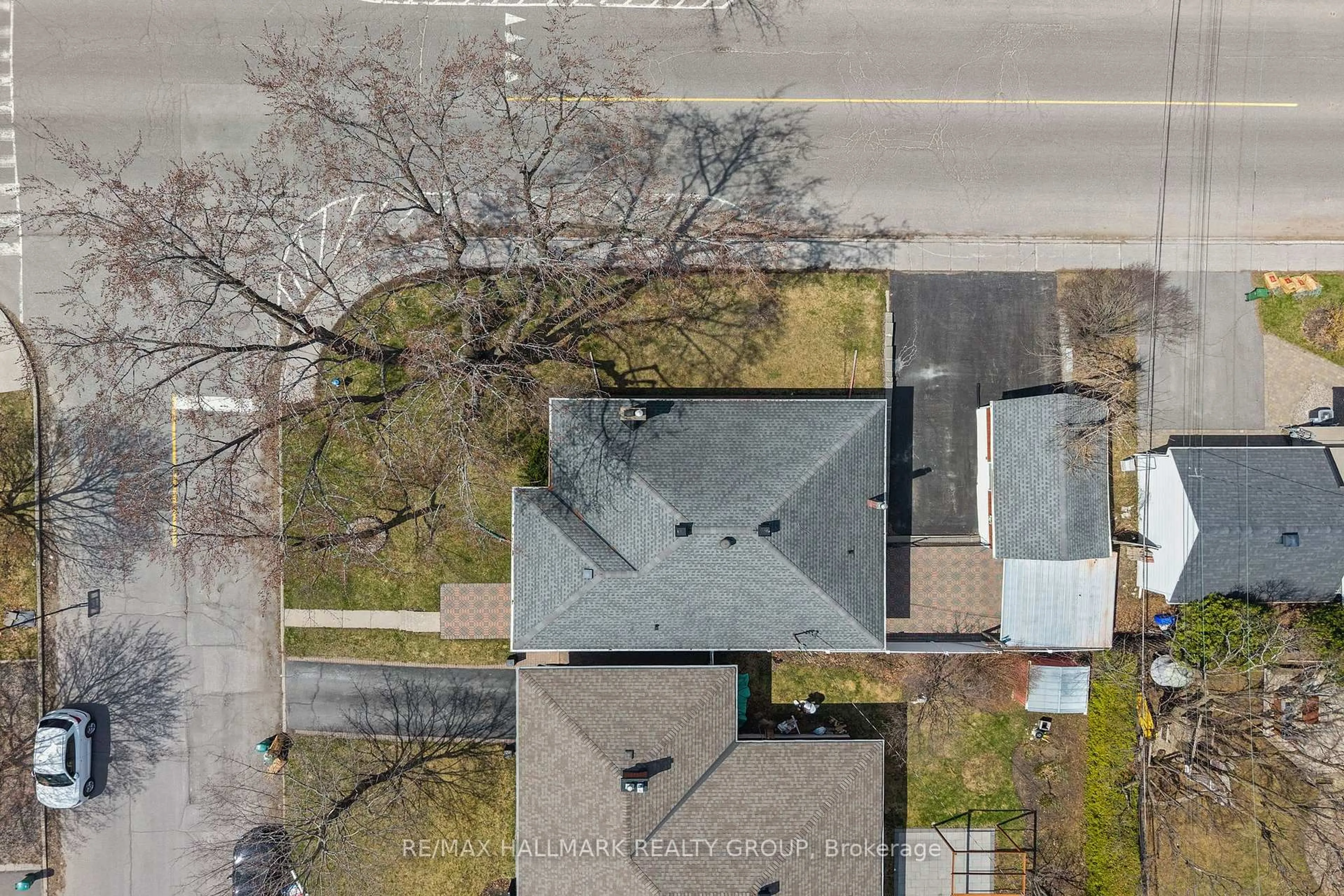 A pic from outside/outdoor area/front of a property/back of a property/a pic from drone, street for 2075 Neepawa Ave, Ottawa Ontario K2A 3L7