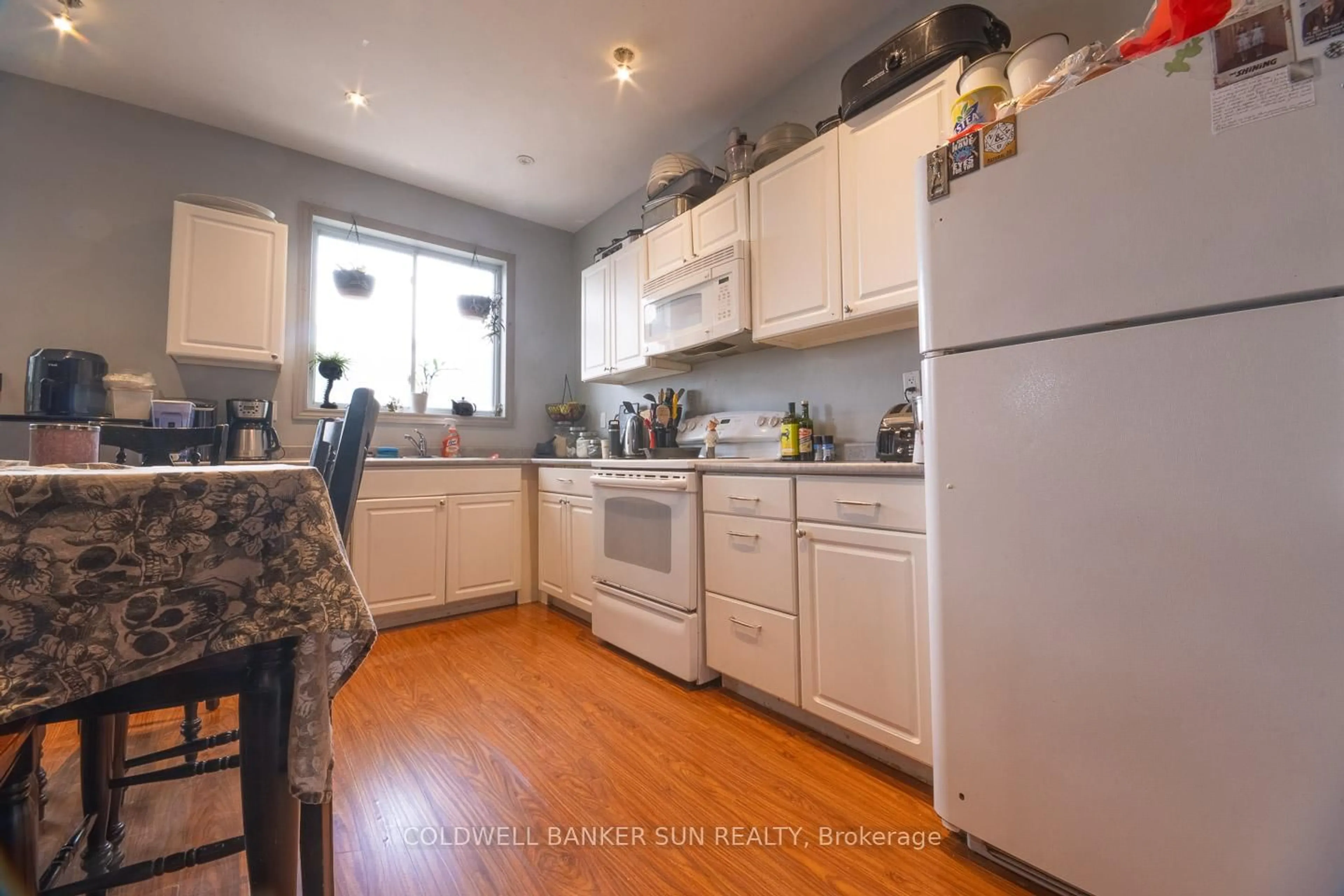 Standard kitchen, wood/laminate floor for 63 Lorne Ave, Quinte West Ontario K8V 5B6