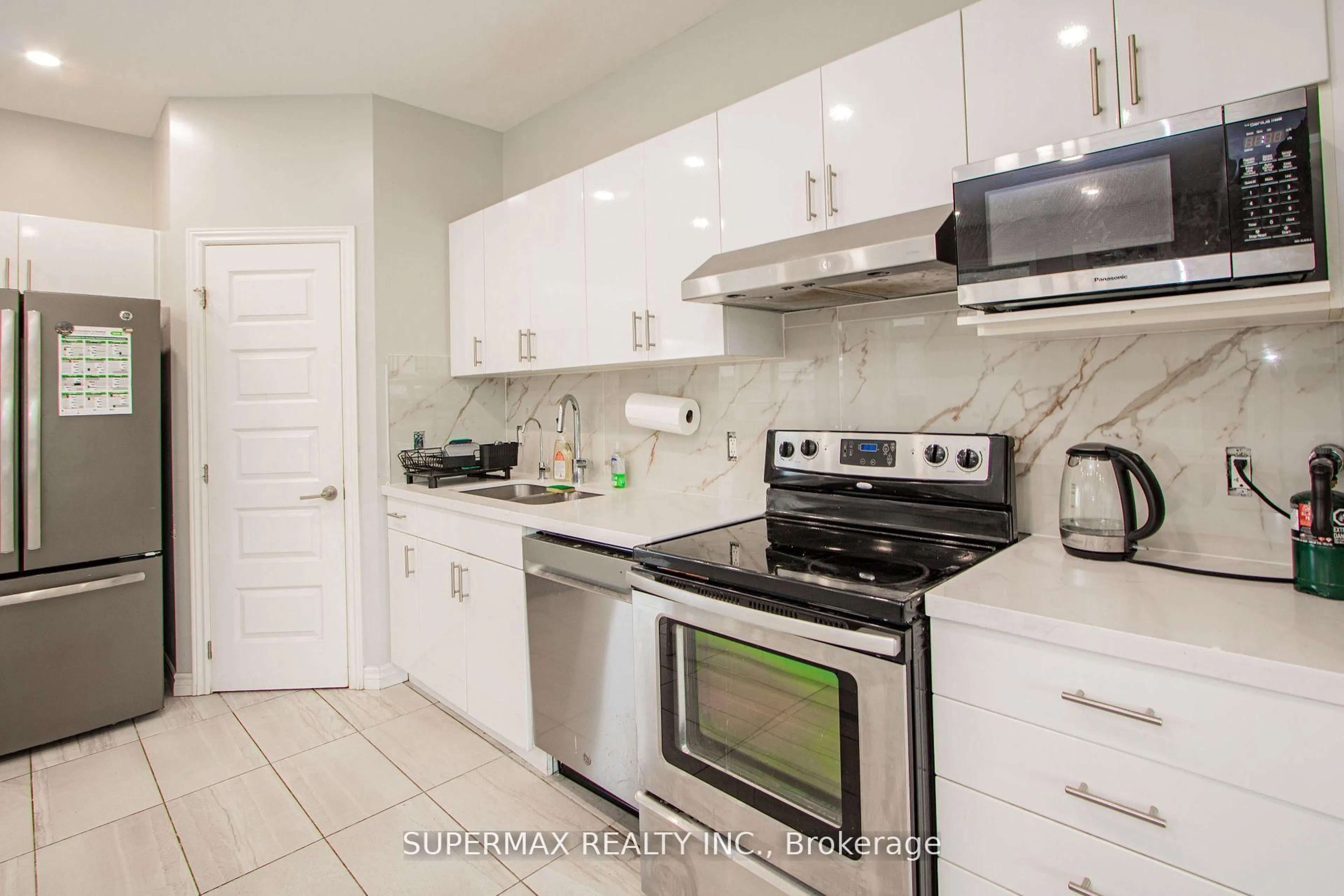 Standard kitchen, ceramic/tile floor for 3019 Tokala Tr, London North Ontario N6G 0S8
