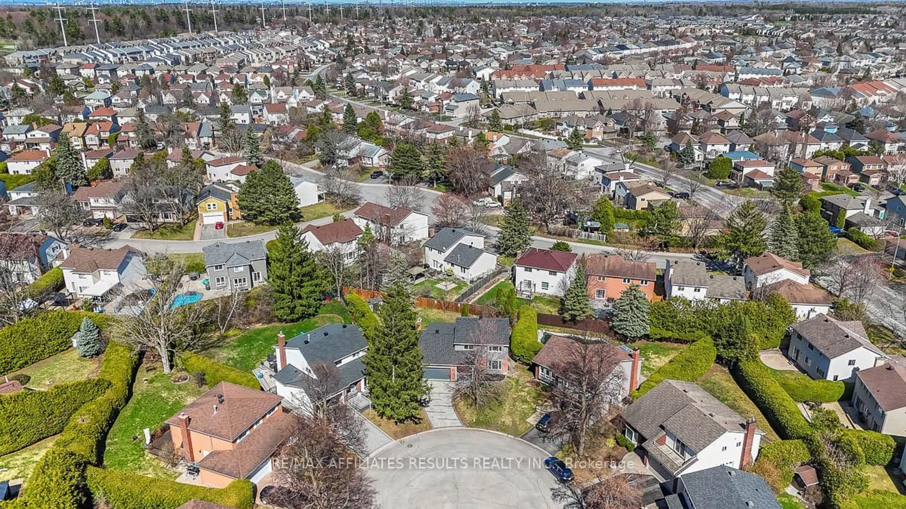 A pic from outside/outdoor area/front of a property/back of a property/a pic from drone, street for 13 Redfox Pl, Kanata Ontario K2M 1C8