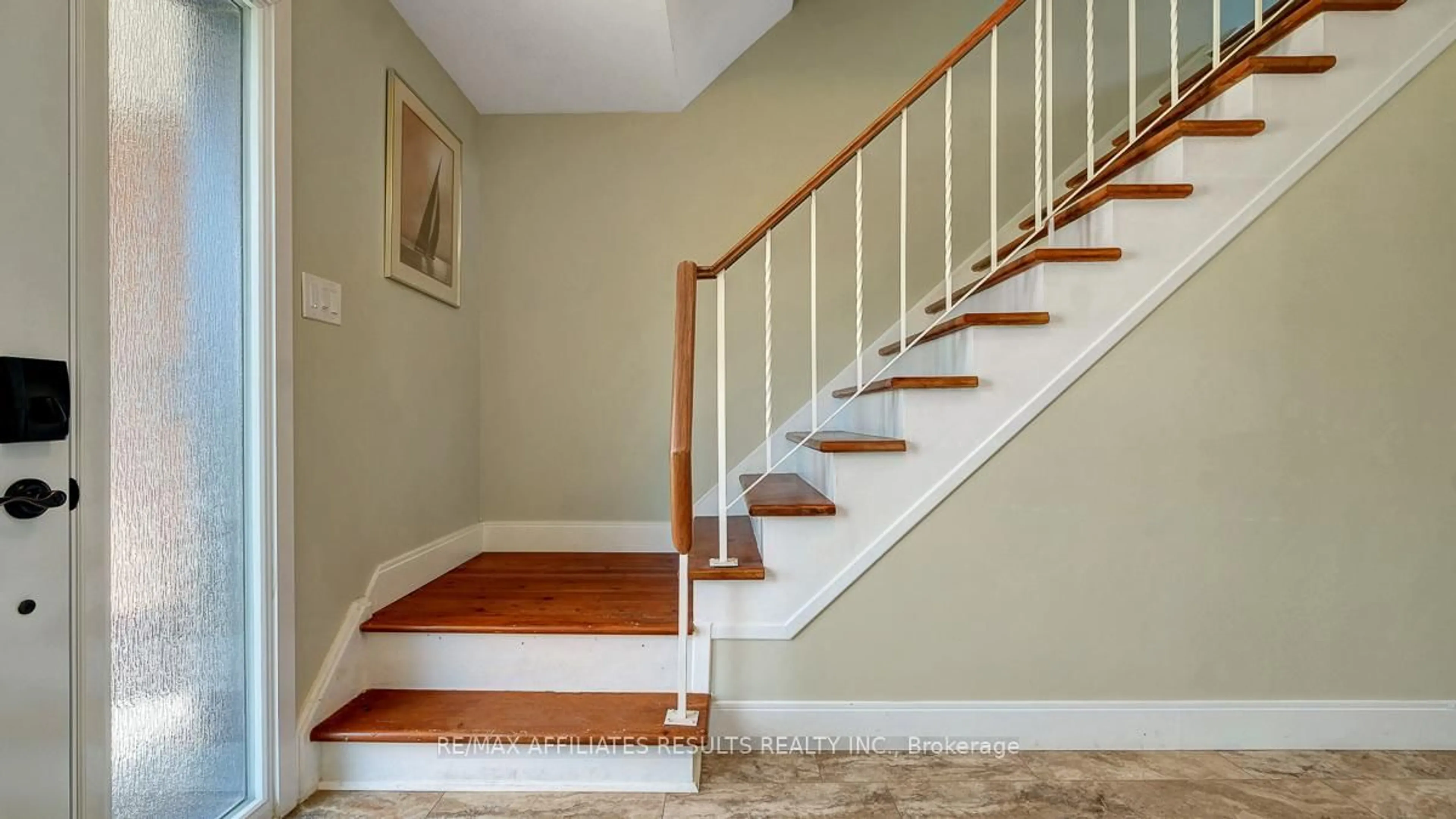 Stairs for 13 Redfox Pl, Kanata Ontario K2M 1C8