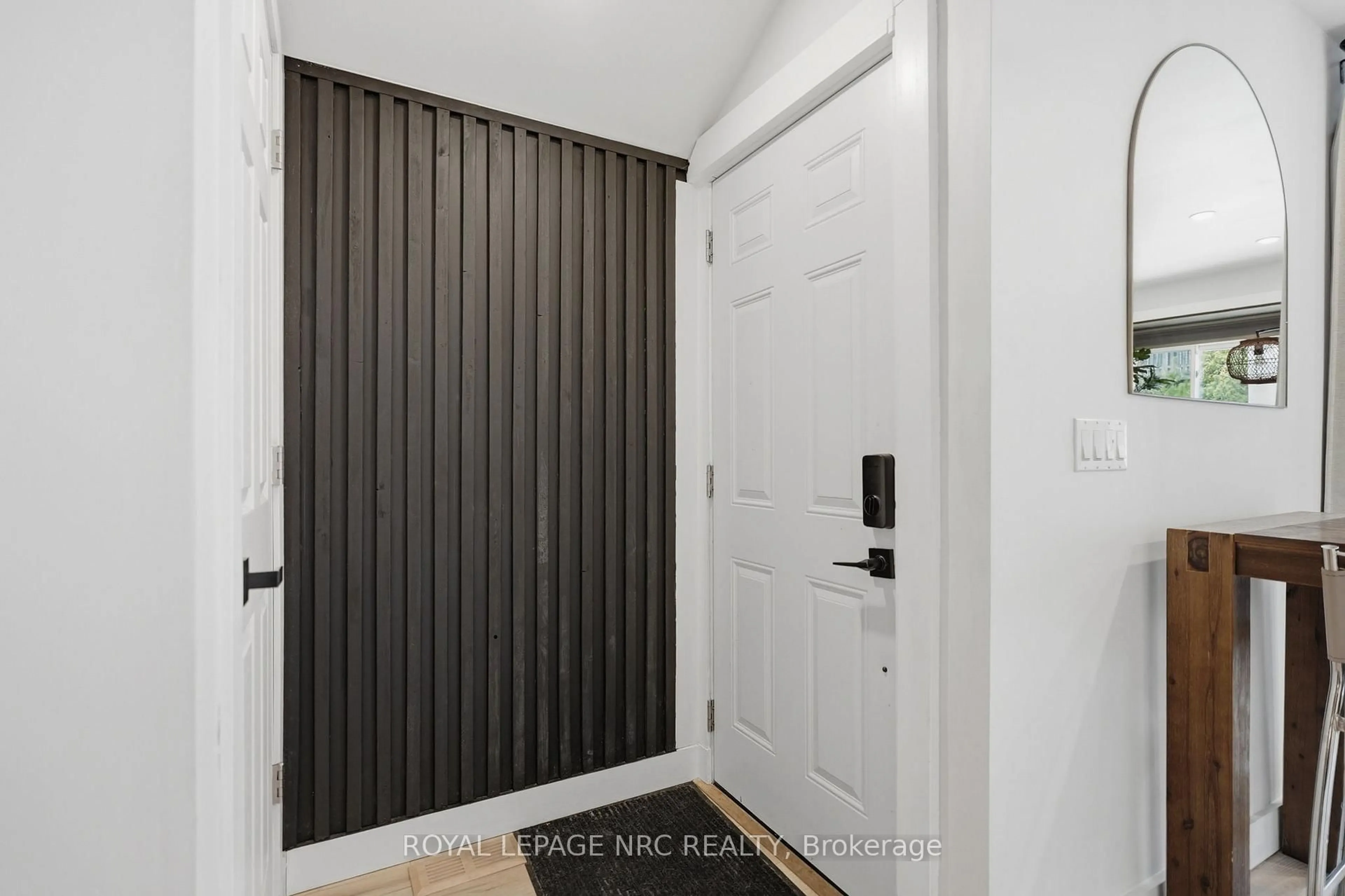 Indoor entryway for 17 Considine Ave, St. Catharines Ontario L2N 5K1