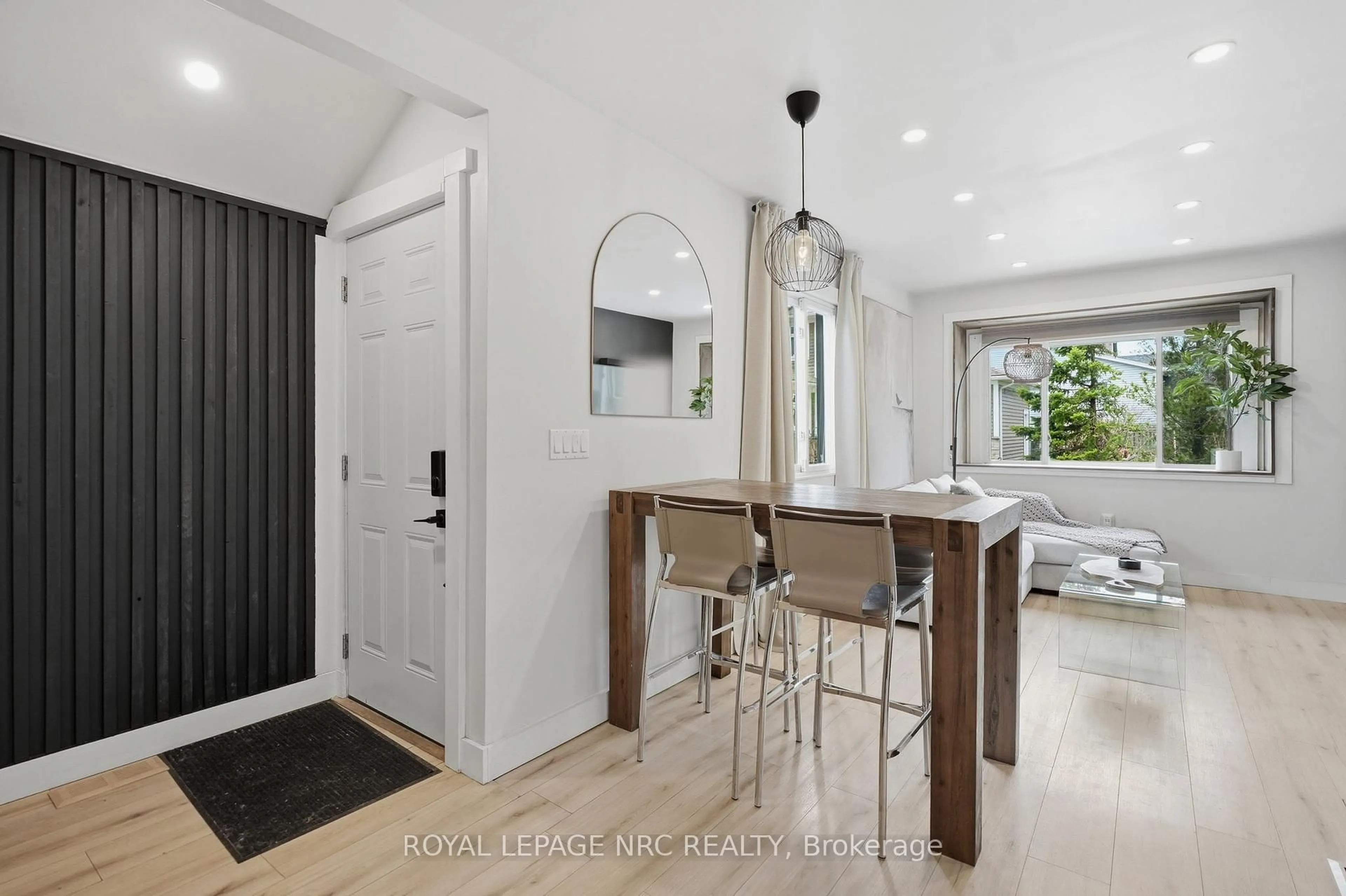 Indoor entryway for 17 Considine Ave, St. Catharines Ontario L2N 5K1