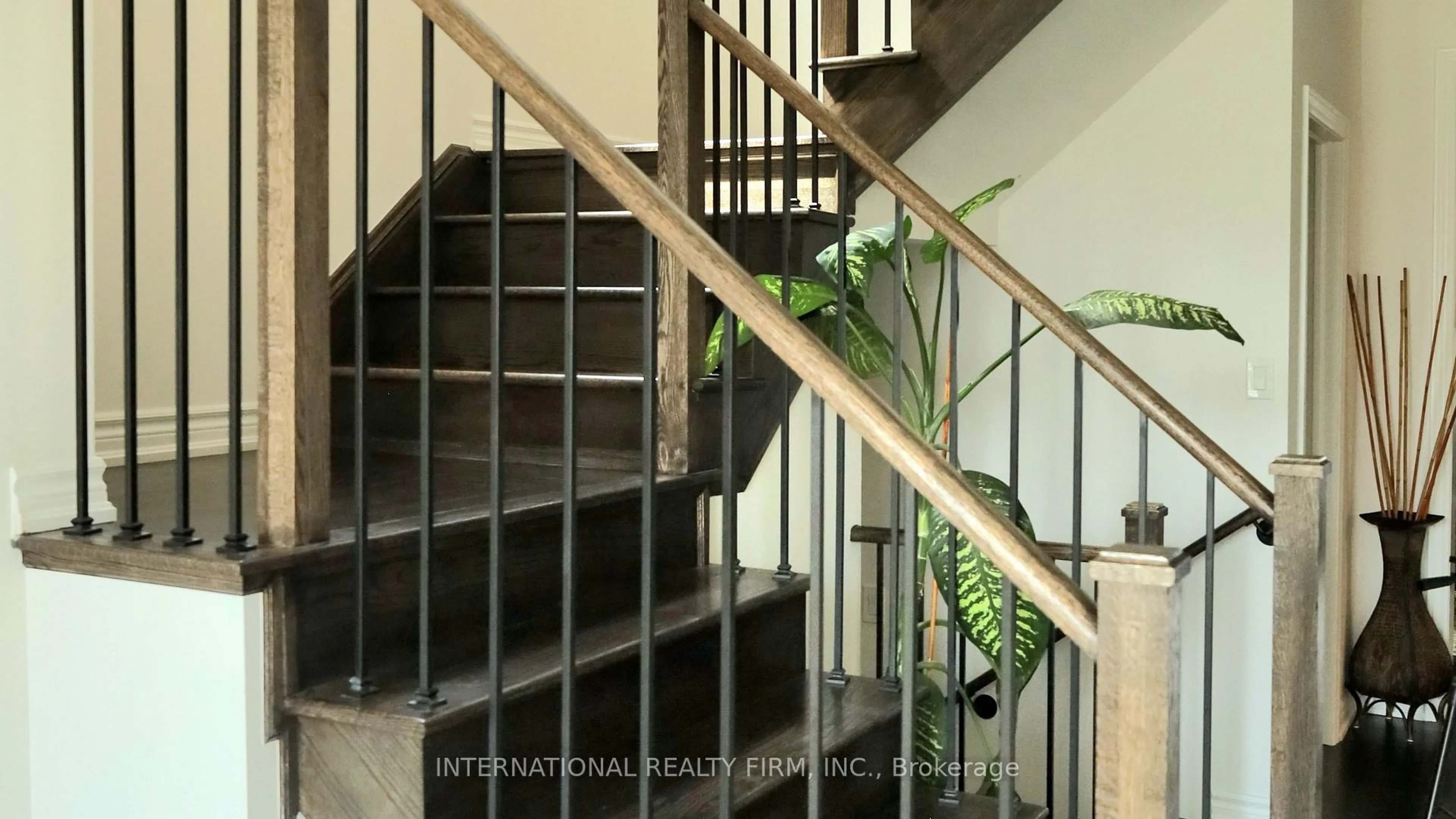 Indoor foyer for 18 Hancock Cres, Kawartha Lakes Ontario K9V 0P2