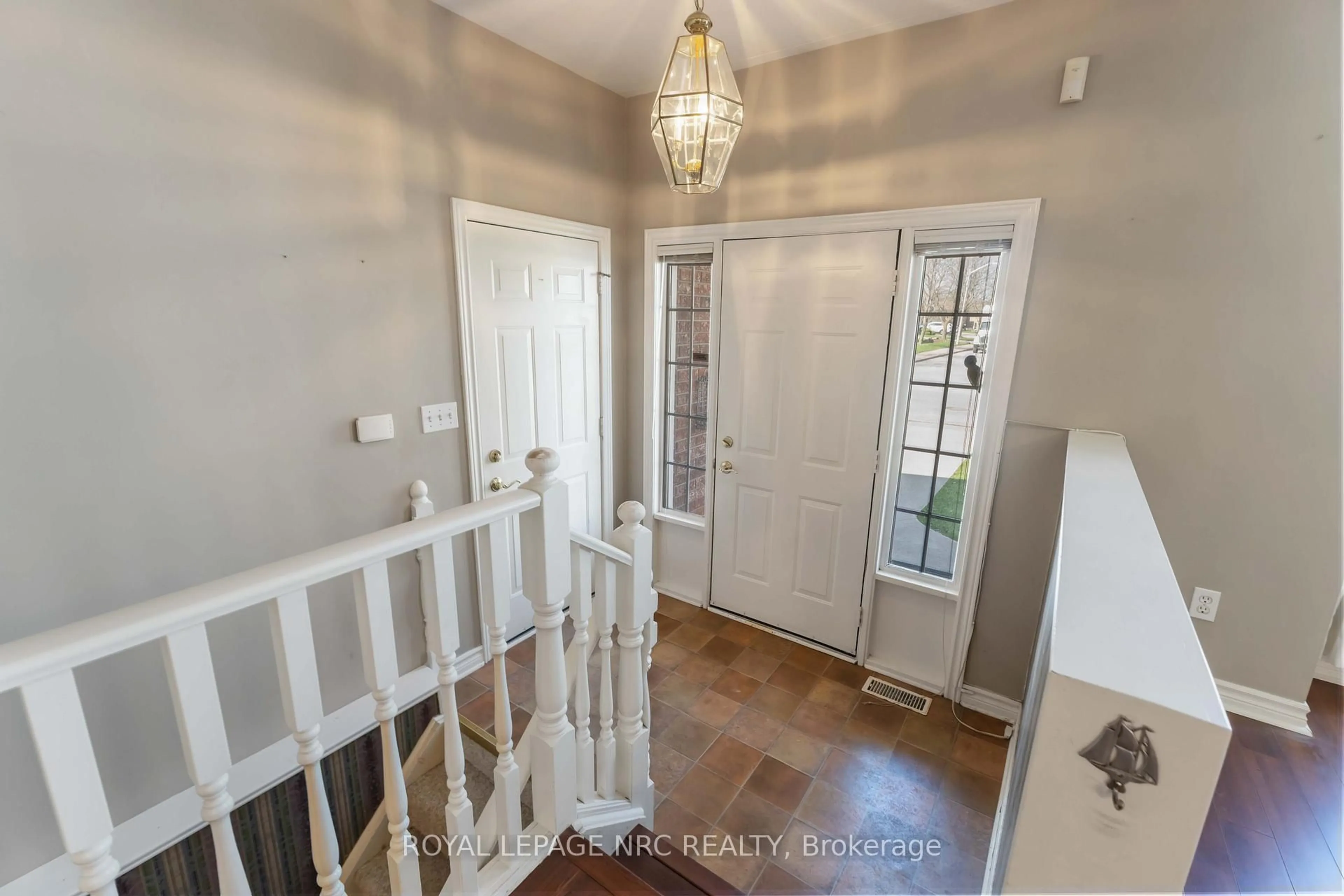 Indoor entryway for 7900 Ascot Circ, Niagara Falls Ontario L2H 3E4