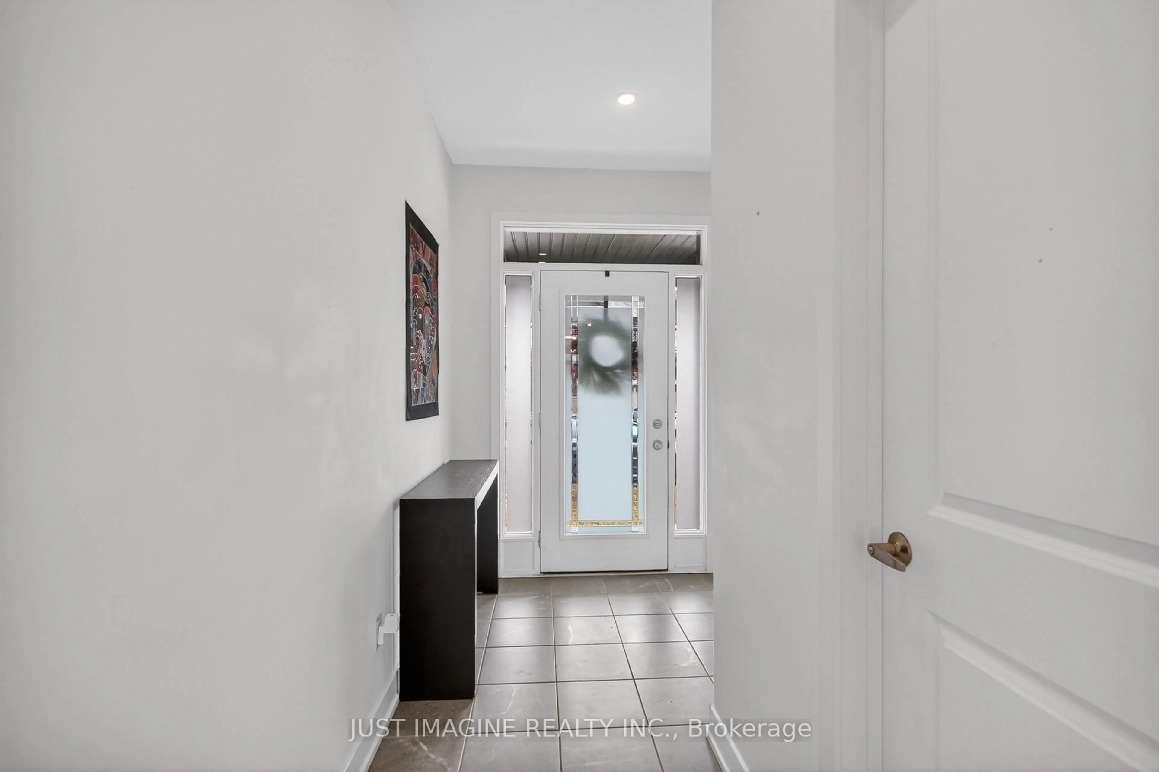 Indoor entryway for 311 Ibanez Walk, Ottawa Ontario K1T 0V8