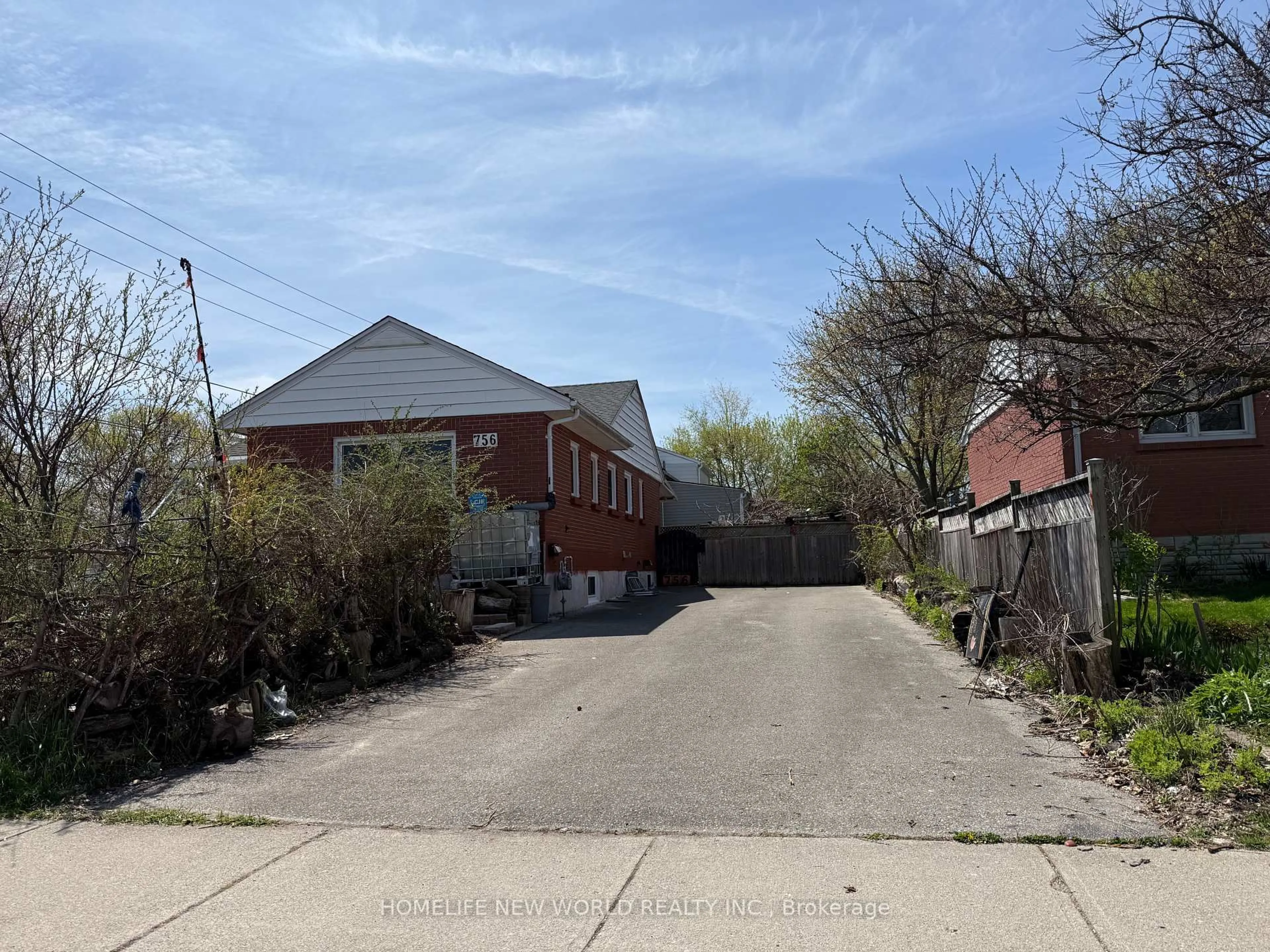 A pic from outside/outdoor area/front of a property/back of a property/a pic from drone, street for 756 Cheapside St, London East Ontario N5Y 3Y7