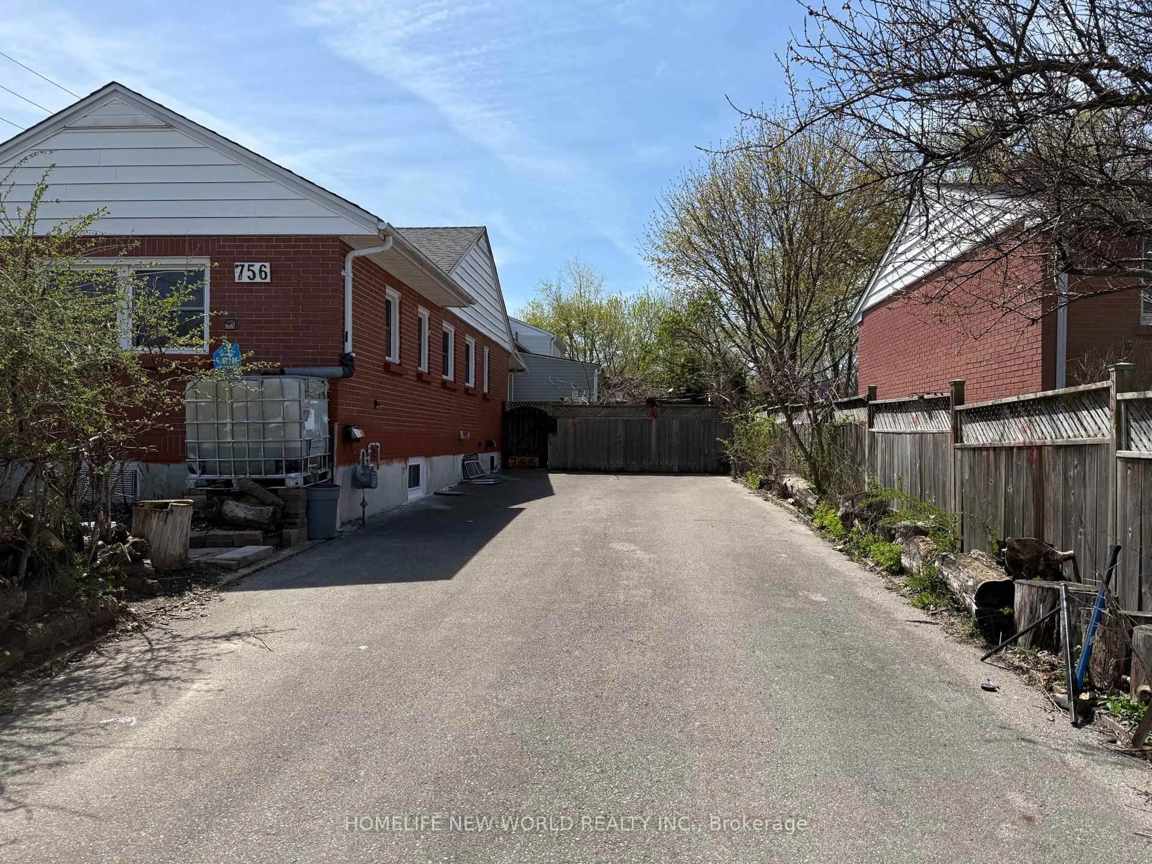 A pic from outside/outdoor area/front of a property/back of a property/a pic from drone, street for 756 Cheapside St, London East Ontario N5Y 3Y7