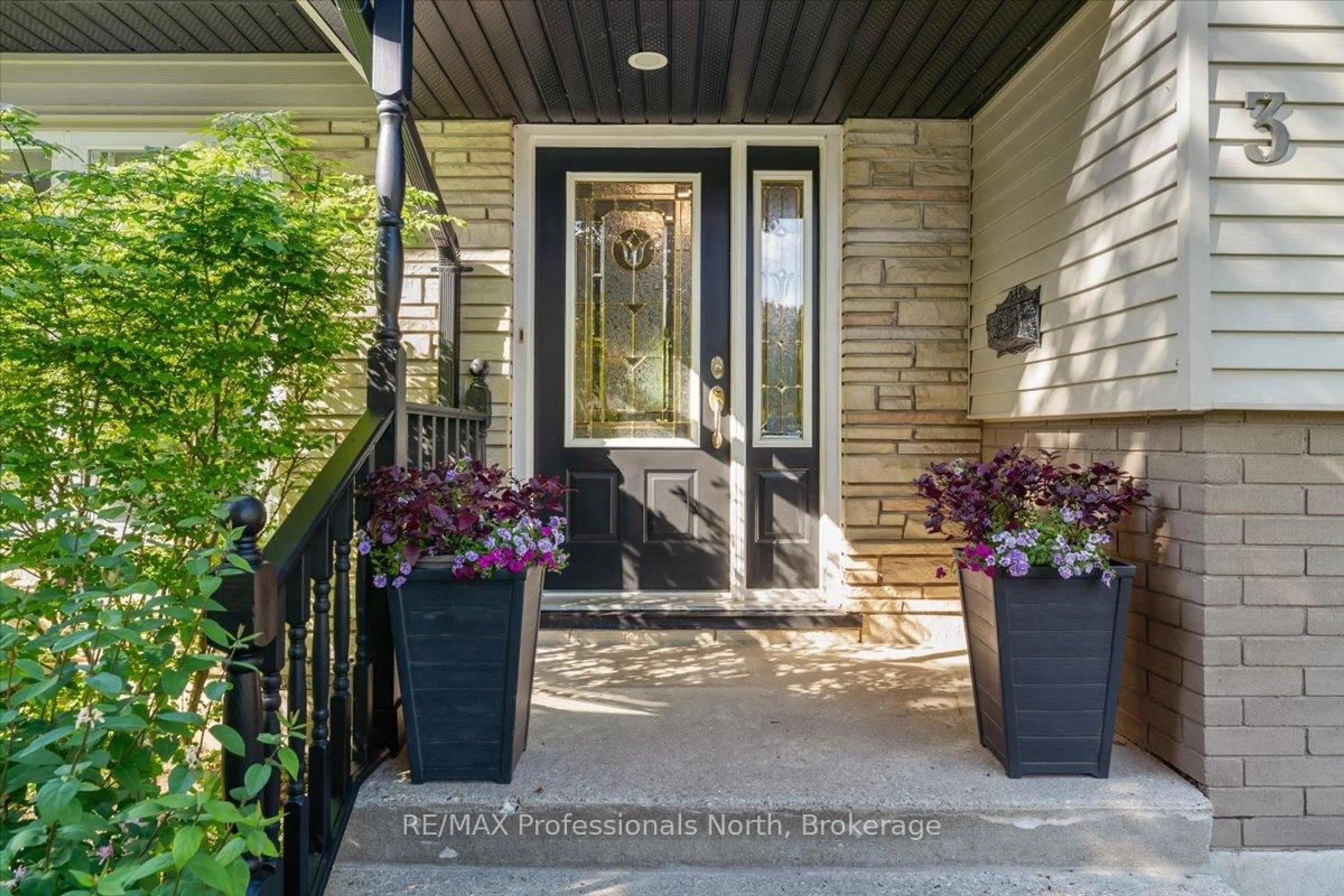 Indoor entryway for 3 Scotia Ave, Brantford Ontario N3R 5P9