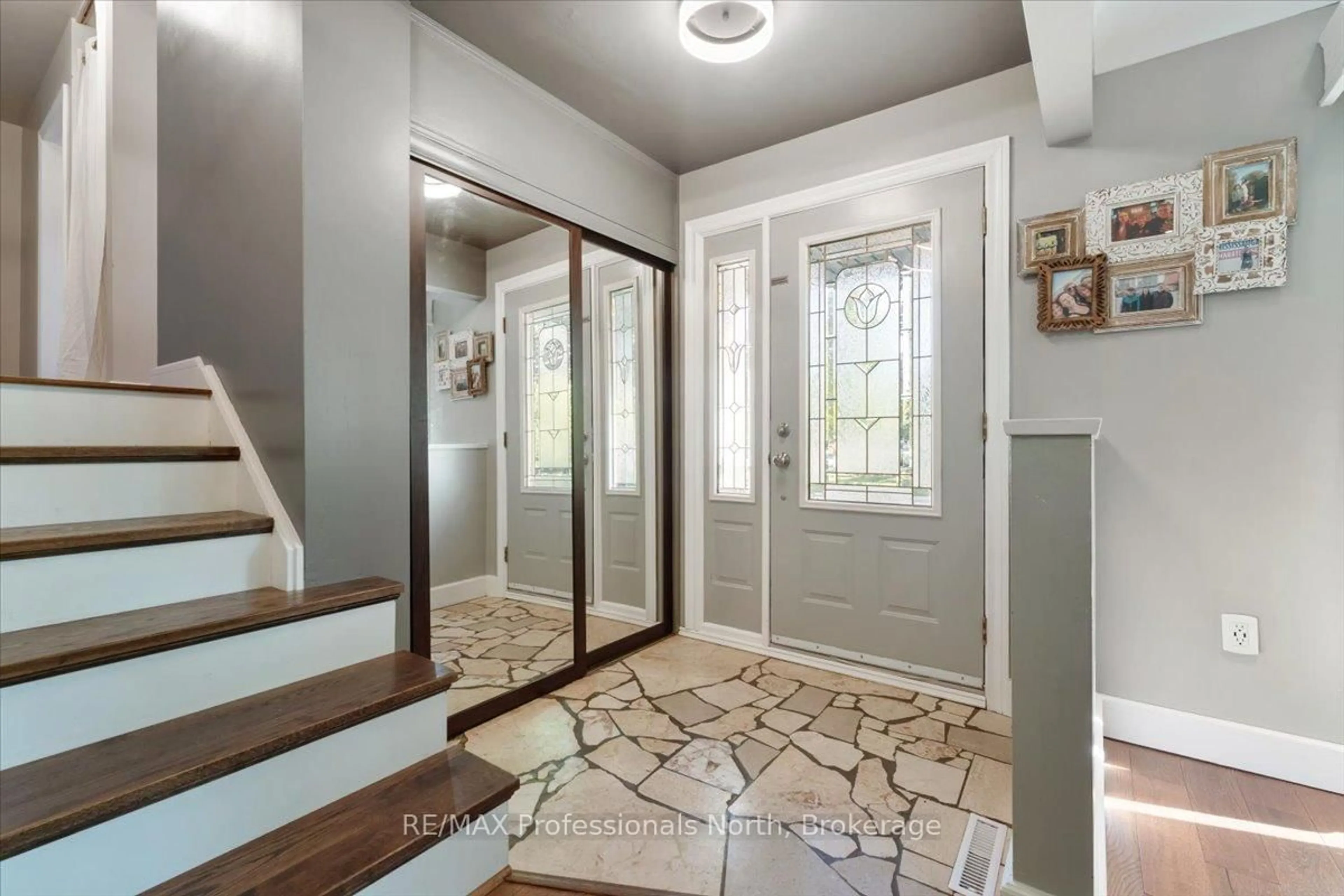 Indoor entryway for 3 Scotia Ave, Brantford Ontario N3R 5P9