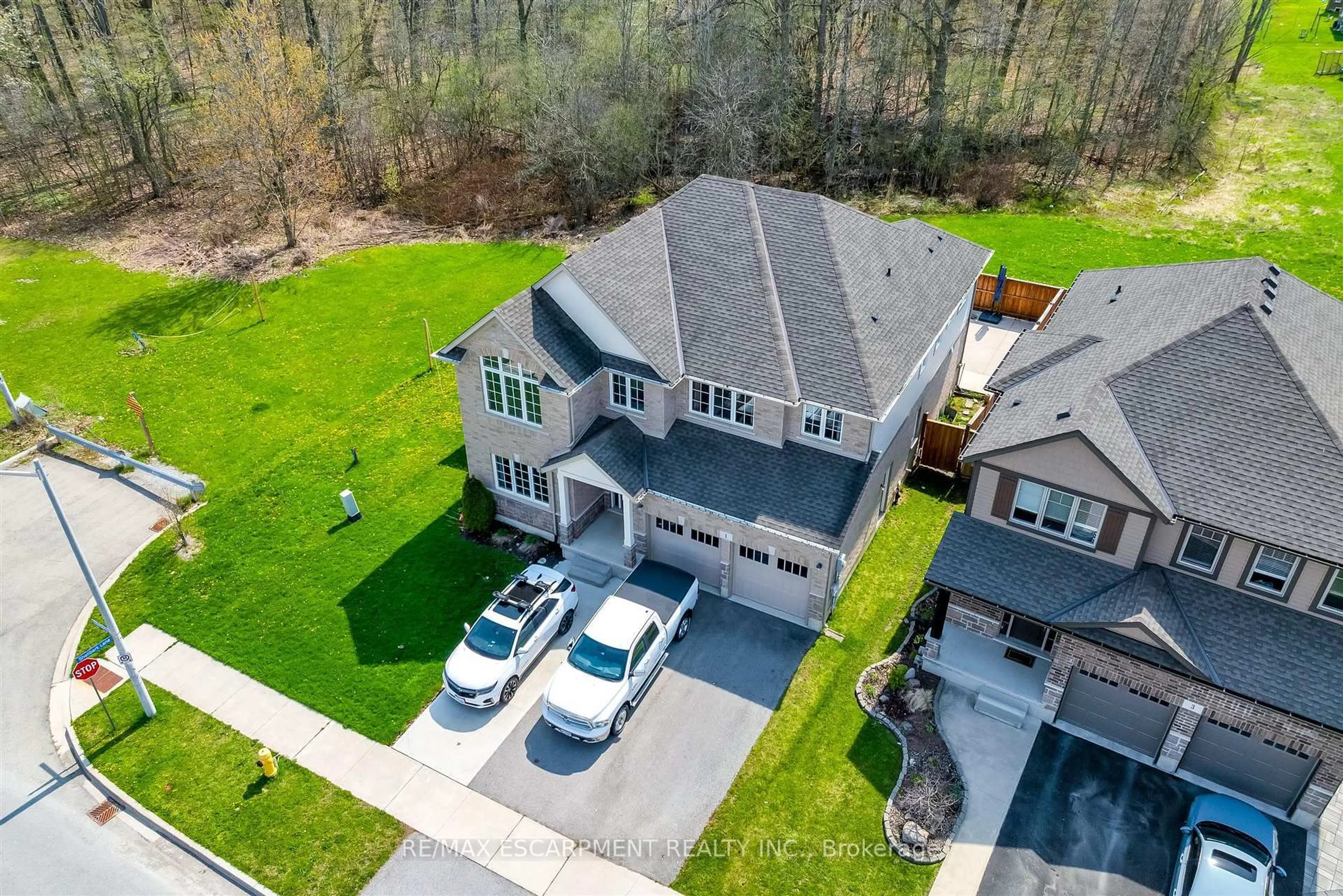 A pic from outside/outdoor area/front of a property/back of a property/a pic from drone, street for 1 Elderberry Rd, Thorold Ontario L2V 0E7