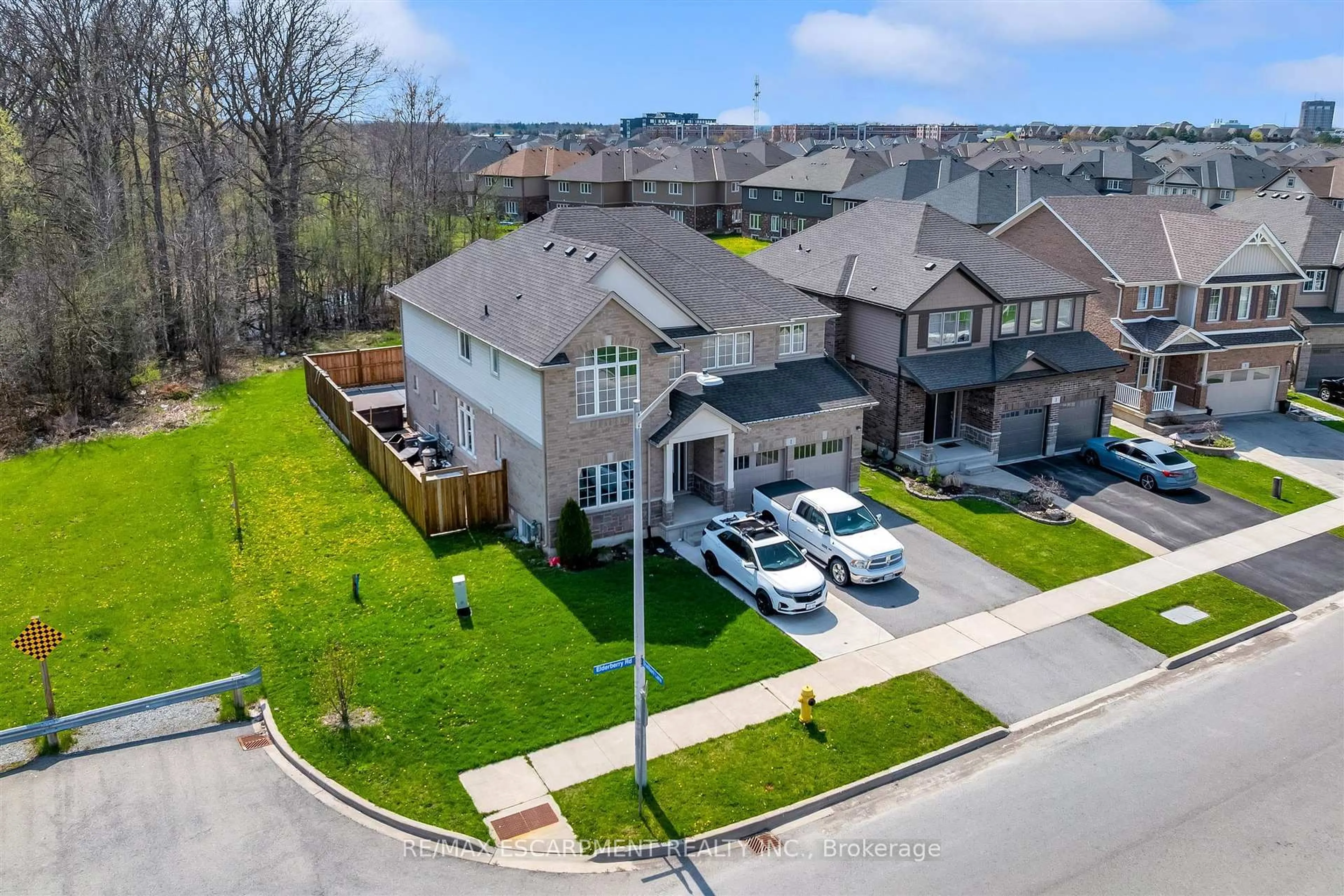 A pic from outside/outdoor area/front of a property/back of a property/a pic from drone, unknown for 1 Elderberry Rd, Thorold Ontario L2V 0E7