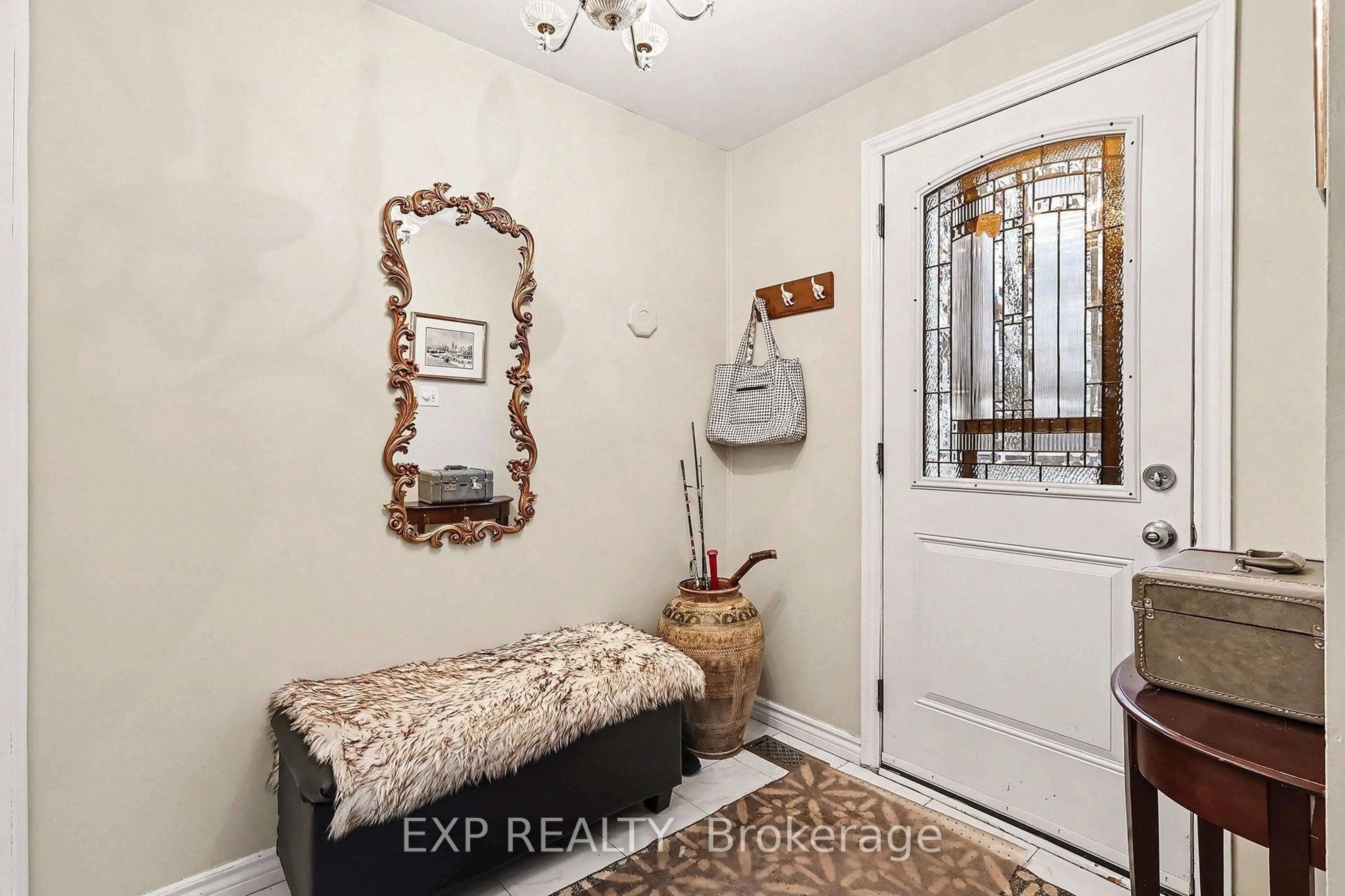 Indoor entryway for 15 Wedgewood Cres, Ottawa Ontario K1B 4B5