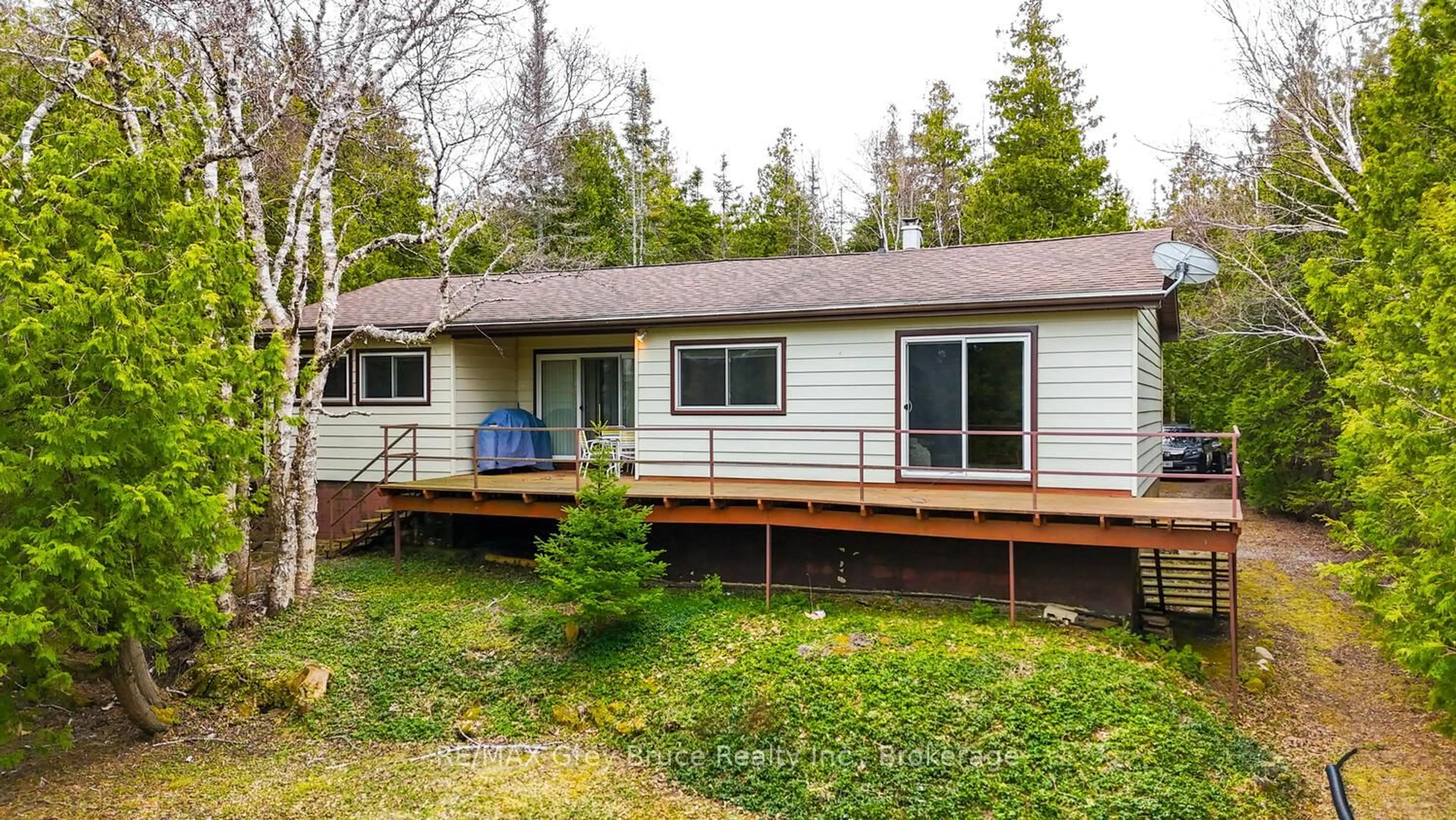 A pic from outside/outdoor area/front of a property/back of a property/a pic from drone, unknown for 85 Grant Watson Dr, Northern Bruce Peninsula Ontario N0H 2R0