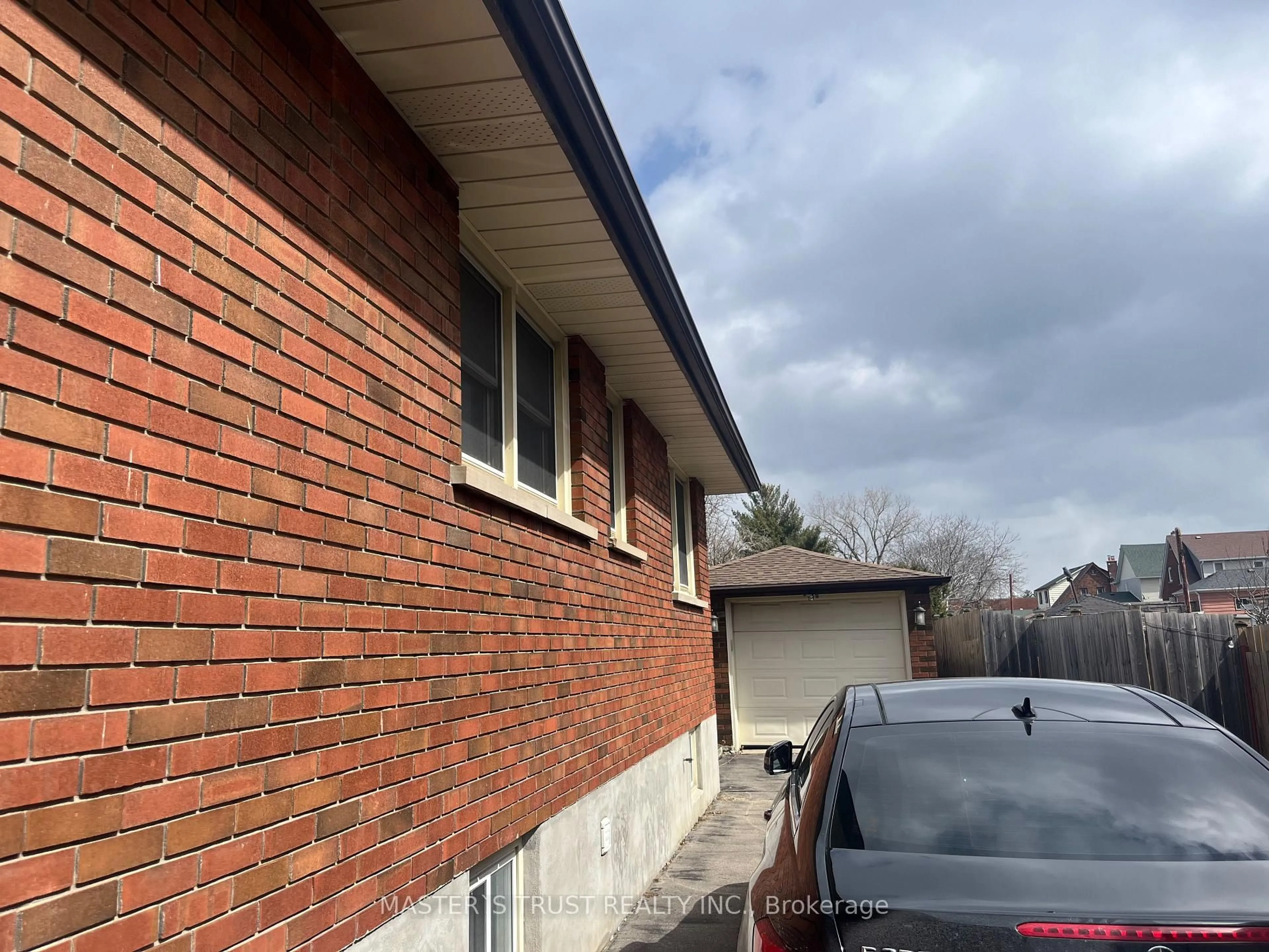 Home with brick exterior material, building for 5568 Drummond Rd, Niagara Falls Ontario L2G 4L3