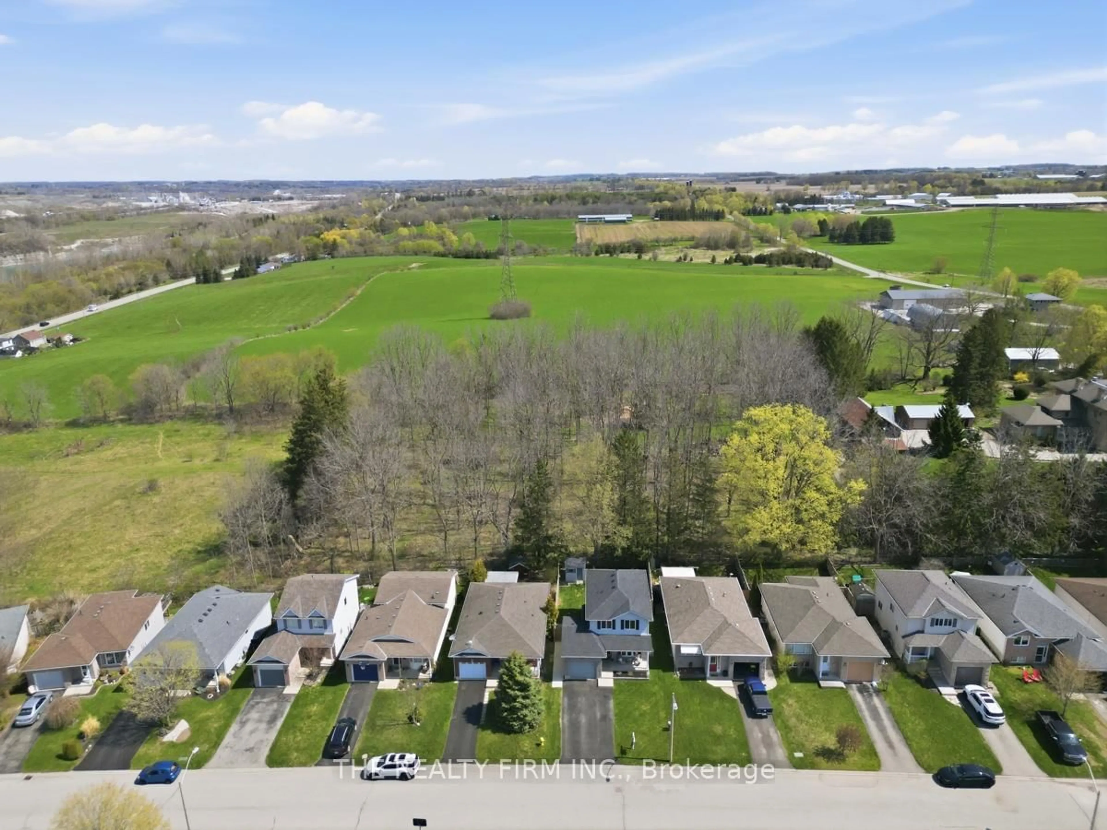 A pic from outside/outdoor area/front of a property/back of a property/a pic from drone, unknown for 26 Rossiter Rd, Ingersoll Ontario N5C 4C9
