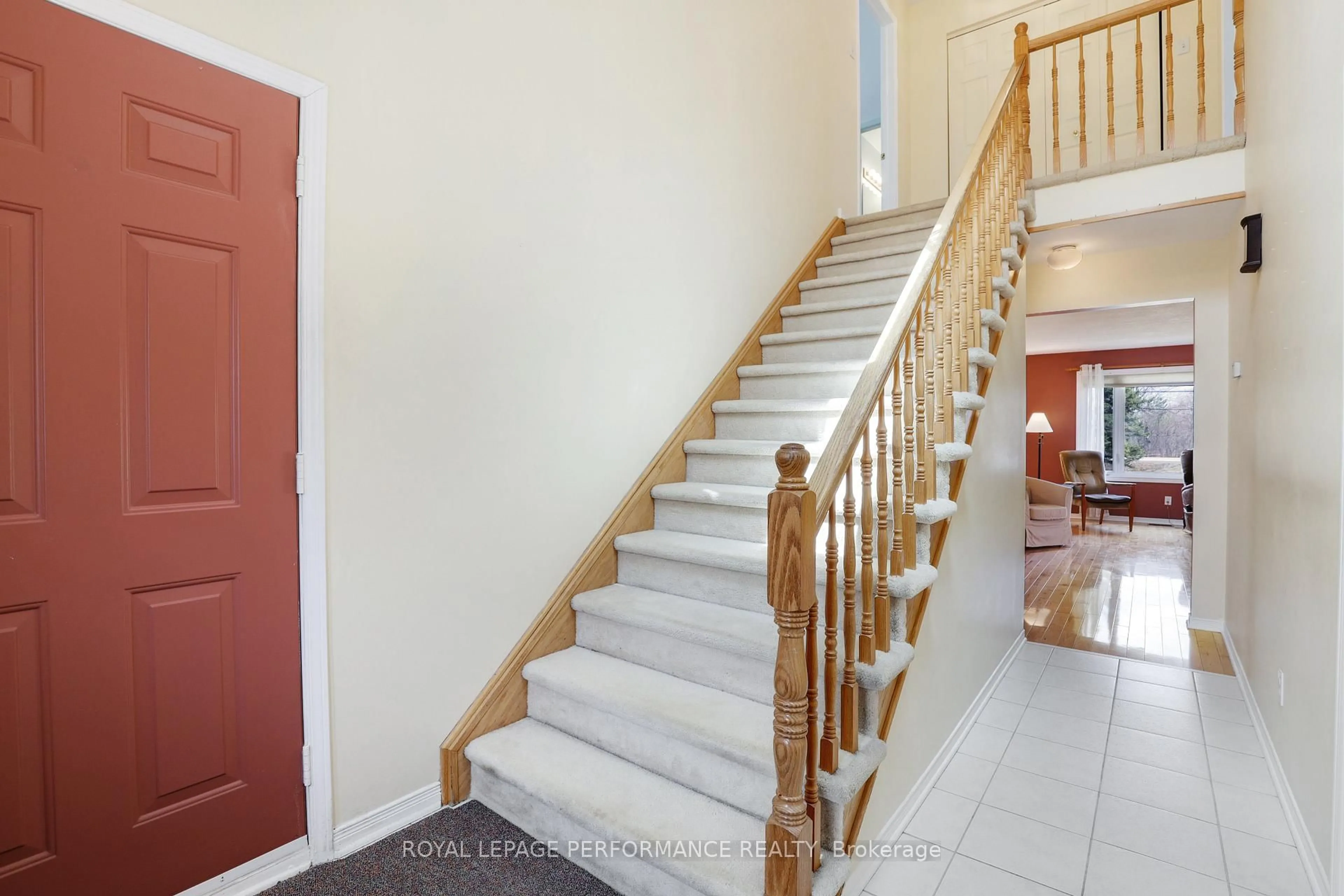 Indoor foyer for 108 Felton Cres, Russell Ontario K4R 1E5