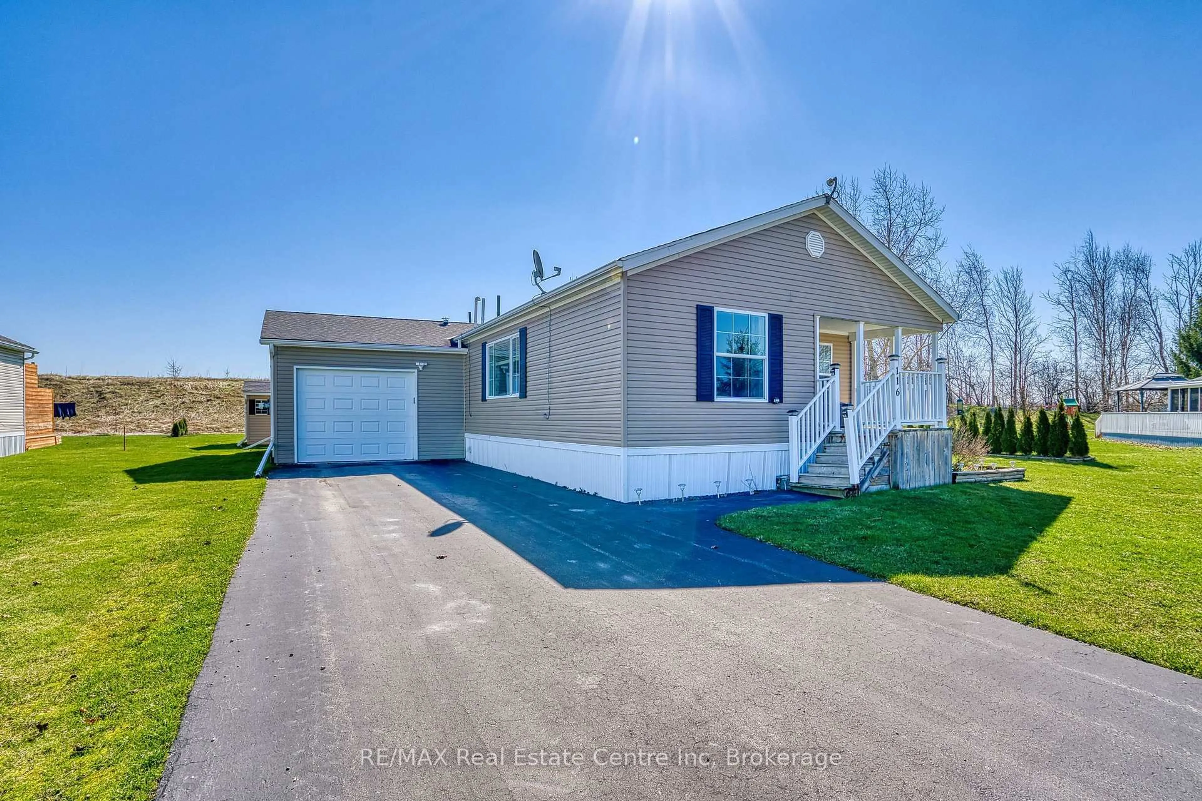 Home with vinyl exterior material, street for 116 Parkview Circ, Wellington North Ontario N0G 2K0