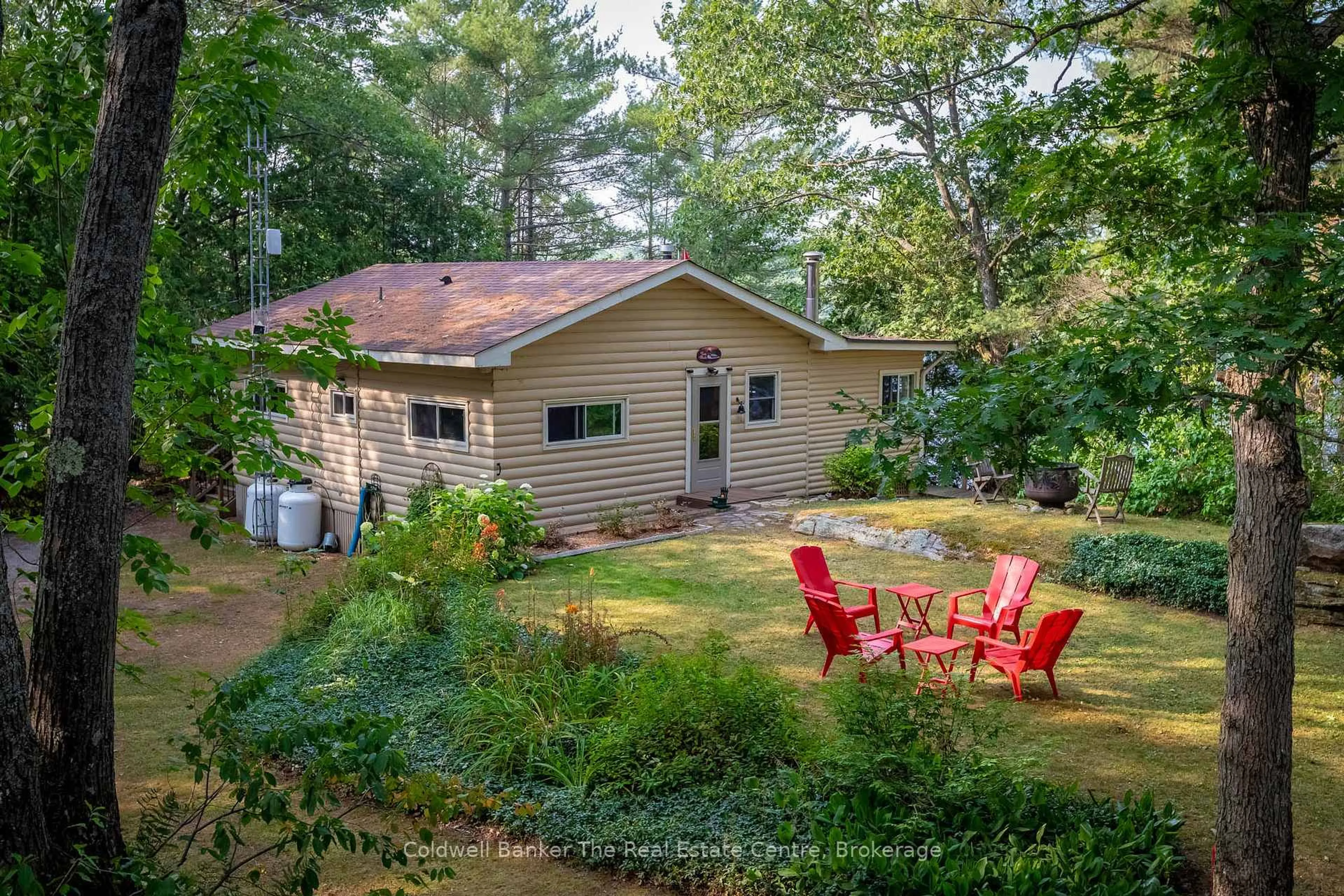 A pic from outside/outdoor area/front of a property/back of a property/a pic from drone, unknown for 11 Drury Lane, Gravenhurst Ontario P1P 1R2