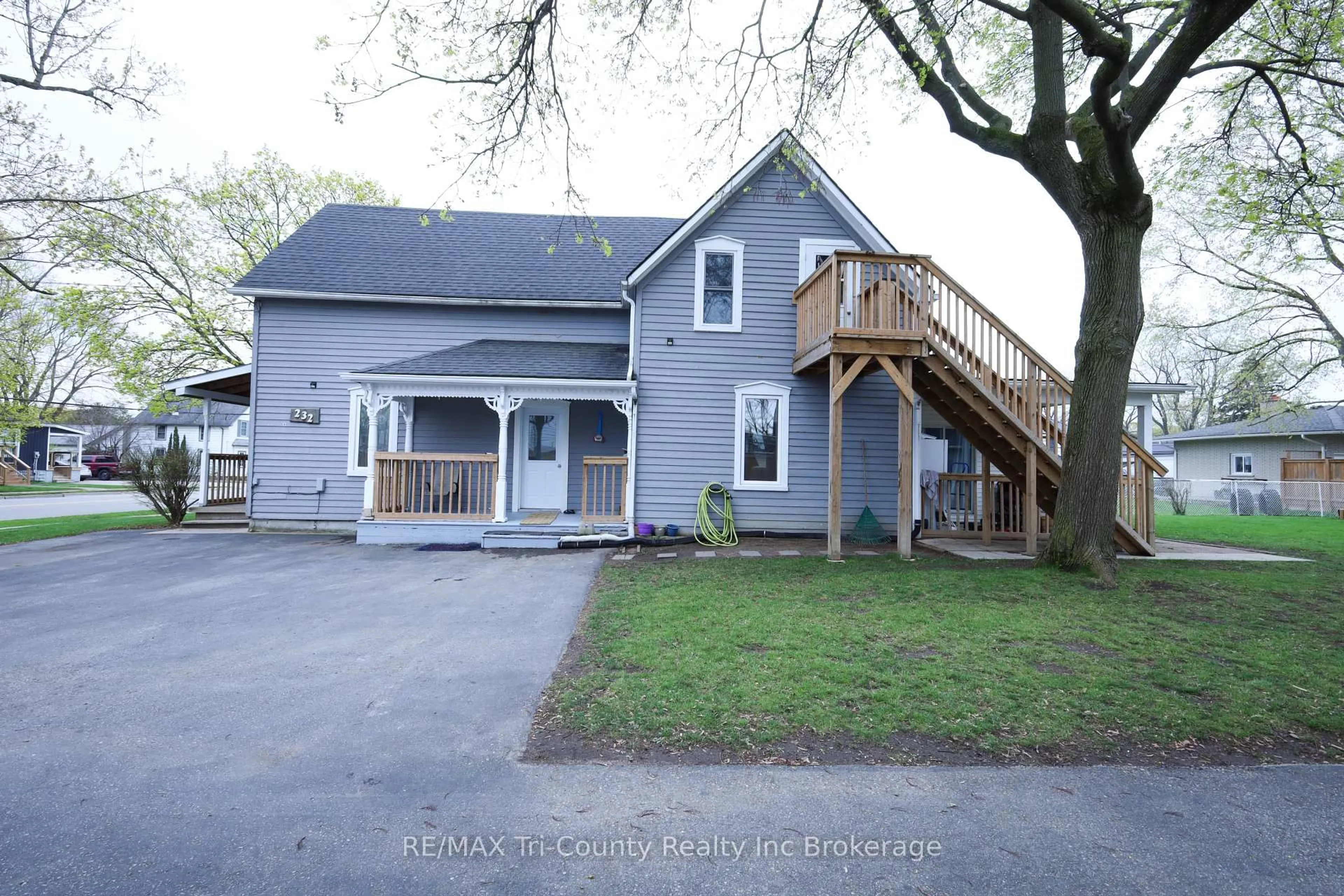 A pic from outside/outdoor area/front of a property/back of a property/a pic from drone, street for 232 John St, Aylmer Ontario N5H 2E1