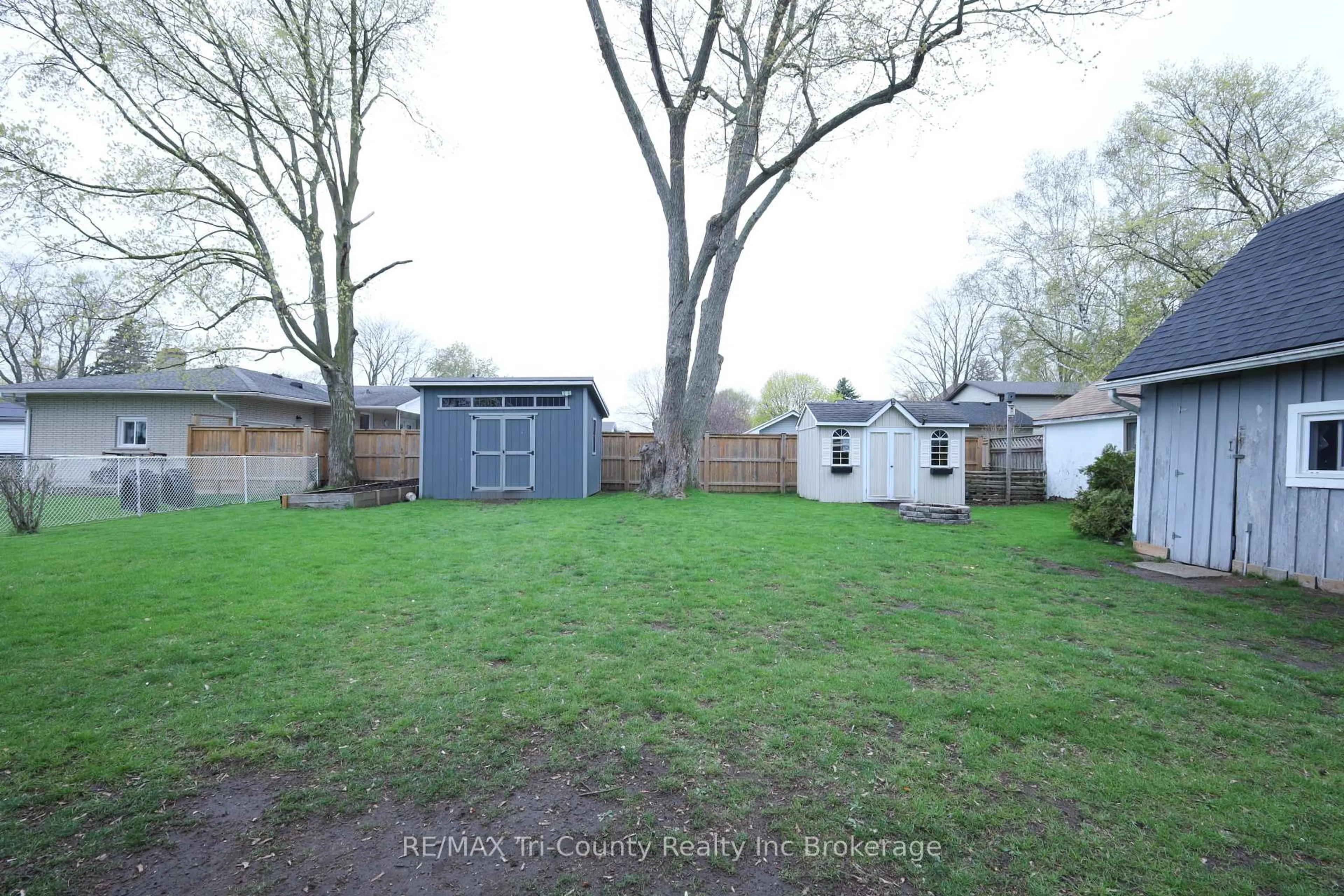 Shed for 232 John St, Aylmer Ontario N5H 2E1