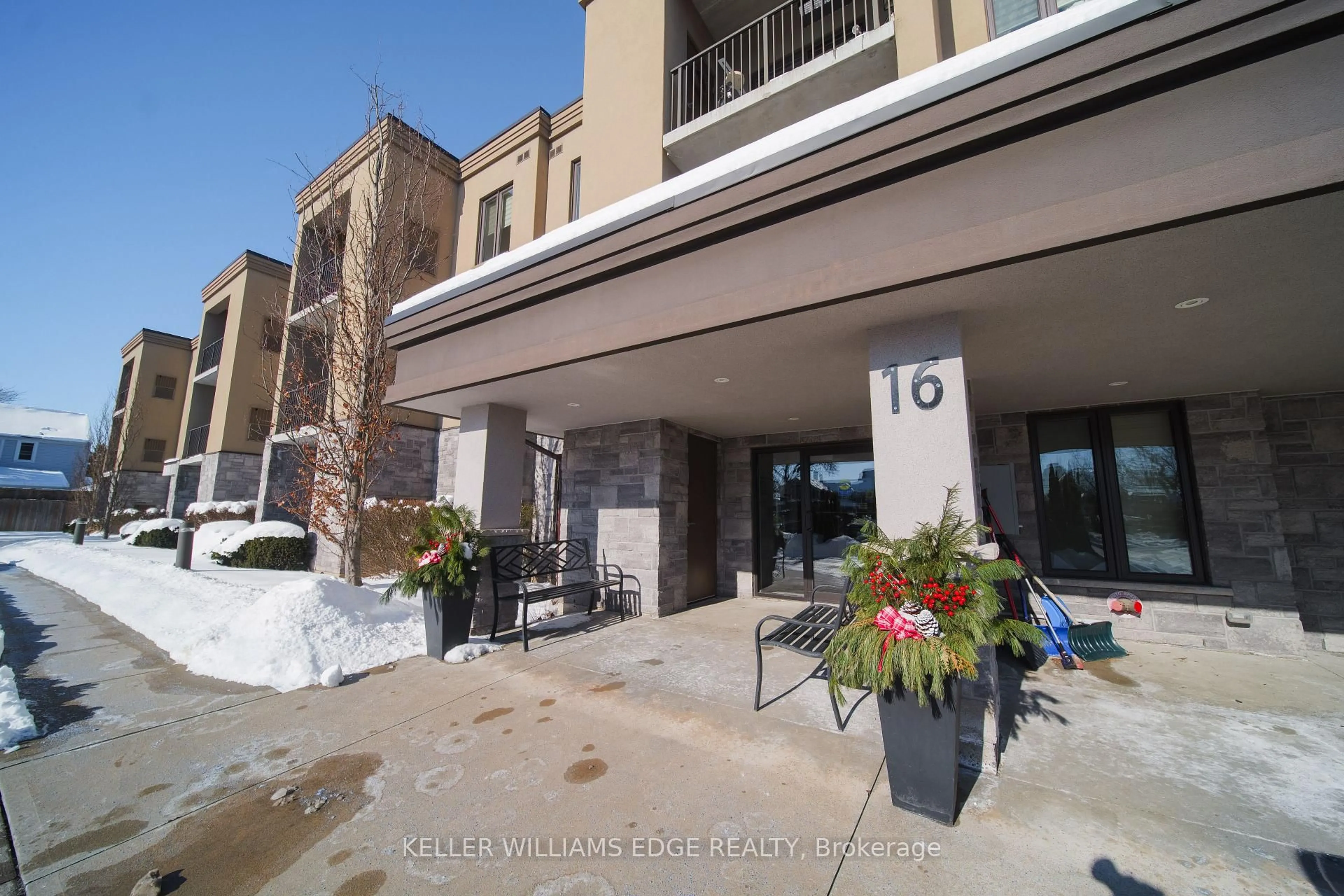 Patio, street for 16 Sullivan Ave #105, Thorold Ontario L2V 2Y2