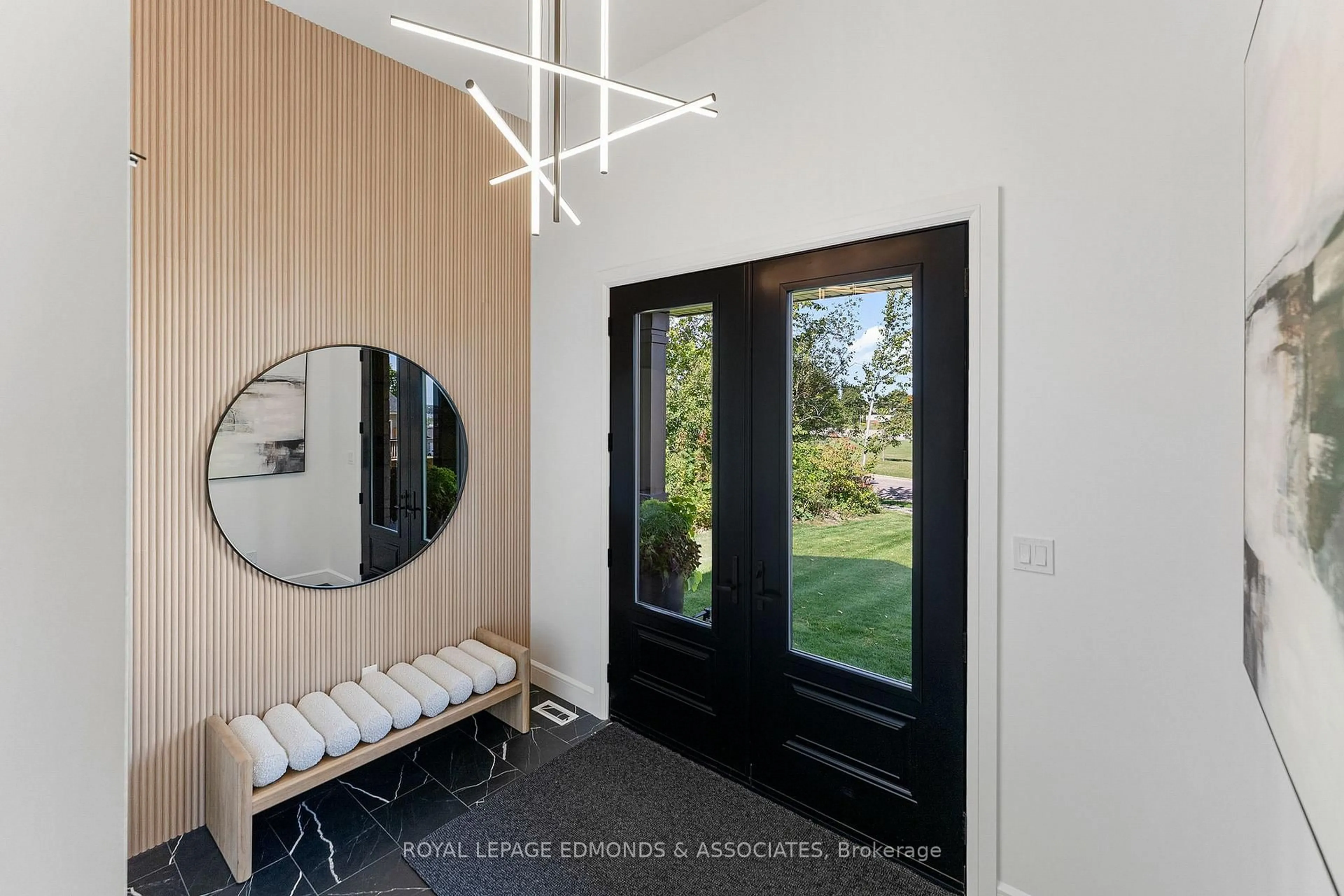 Indoor entryway for 578 Melton St, Pembroke Ontario K8A 6Z5